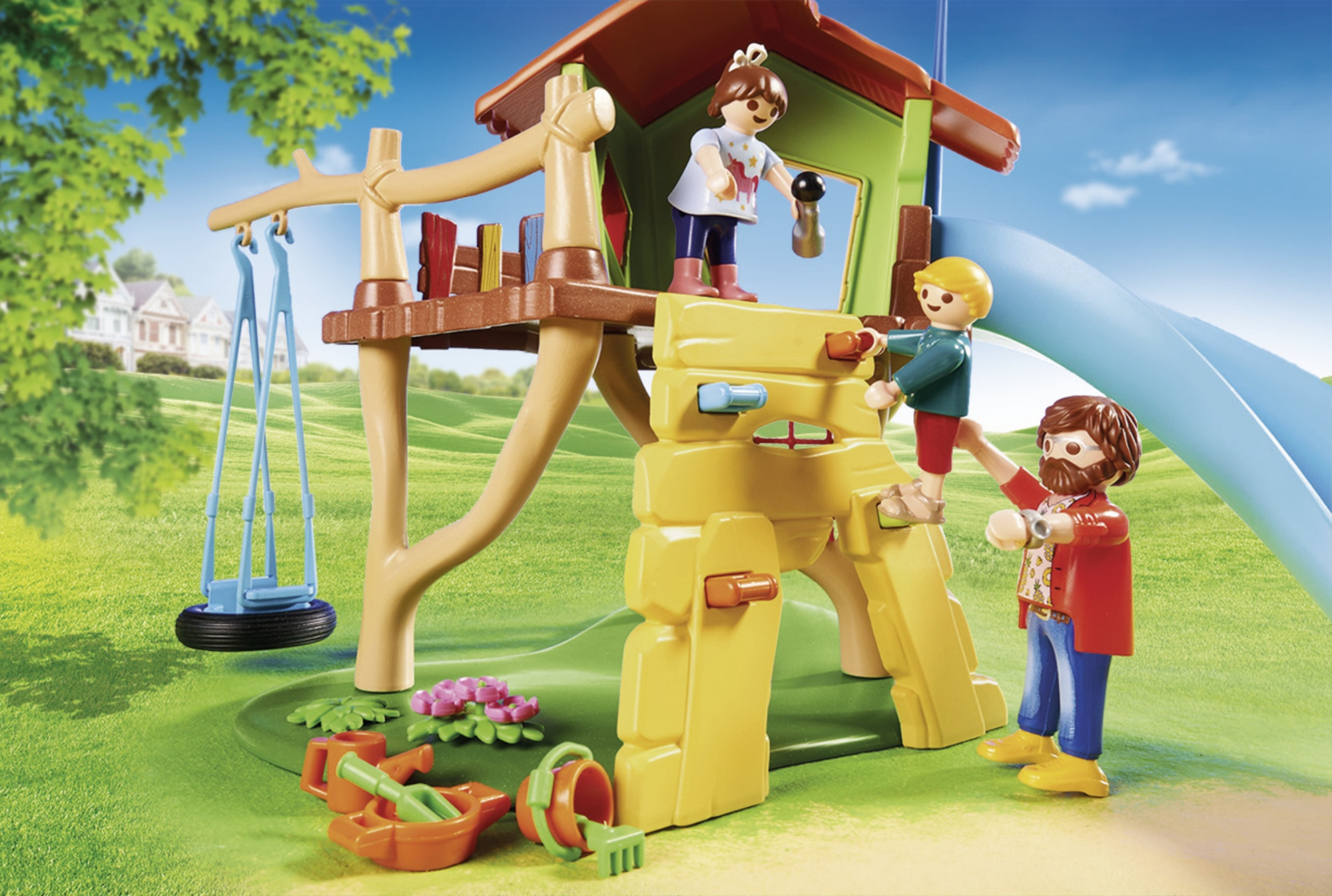 Plac zabaw z domkiem na drzewie, zjeżdżalnią, huśtawkami i trzema figurkami Playmobil.