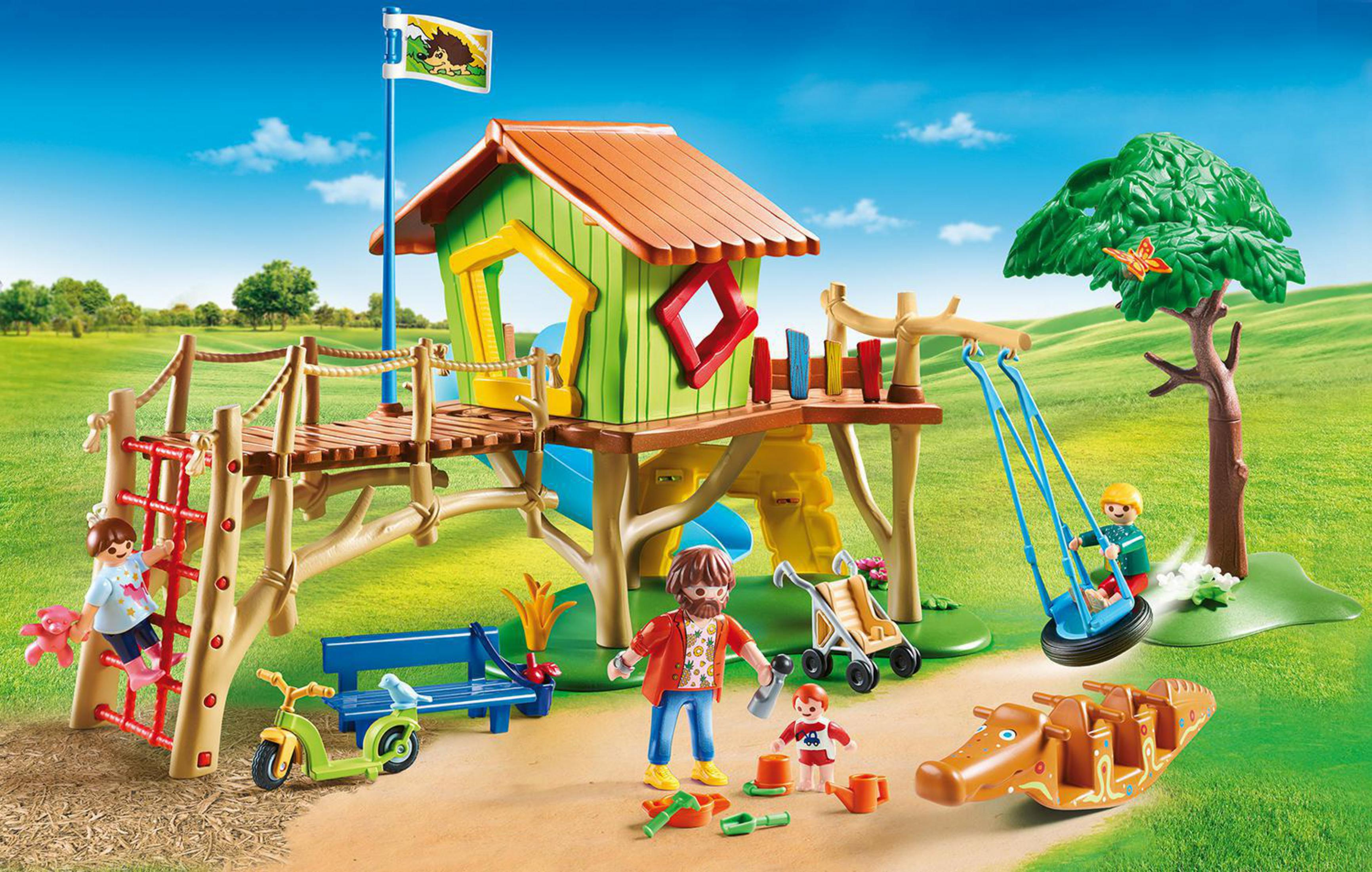 Plac zabaw Playmobil z figurkami, domkiem na drzewie, zjeżdżalnią, huśtawkami i różnymi akcesoriami.