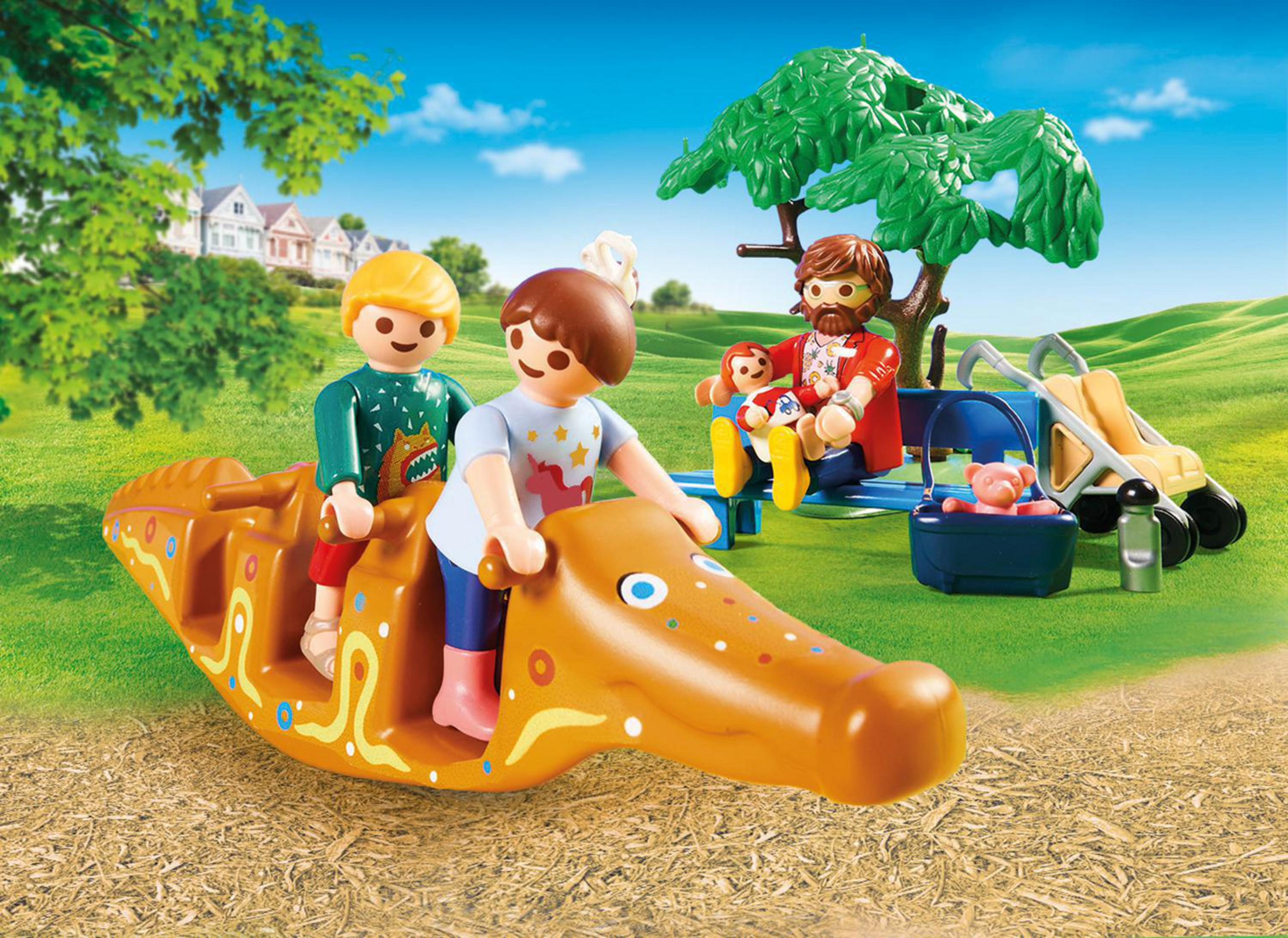 Figurki Playmobil na zabawkowym krokodylu-huśtawce w parku z mężczyzną i drzewem.