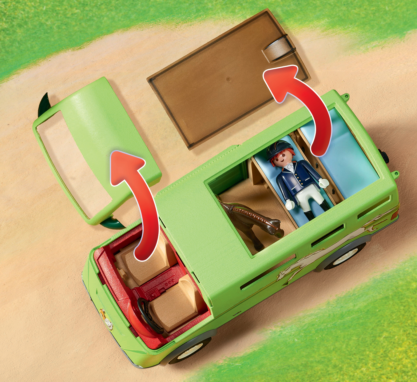 Przyczepa dla koni Playmobil z otwartymi drzwiami. W środku widoczna figurka i koń. Czerwone strzałki wskazują otwarcie.