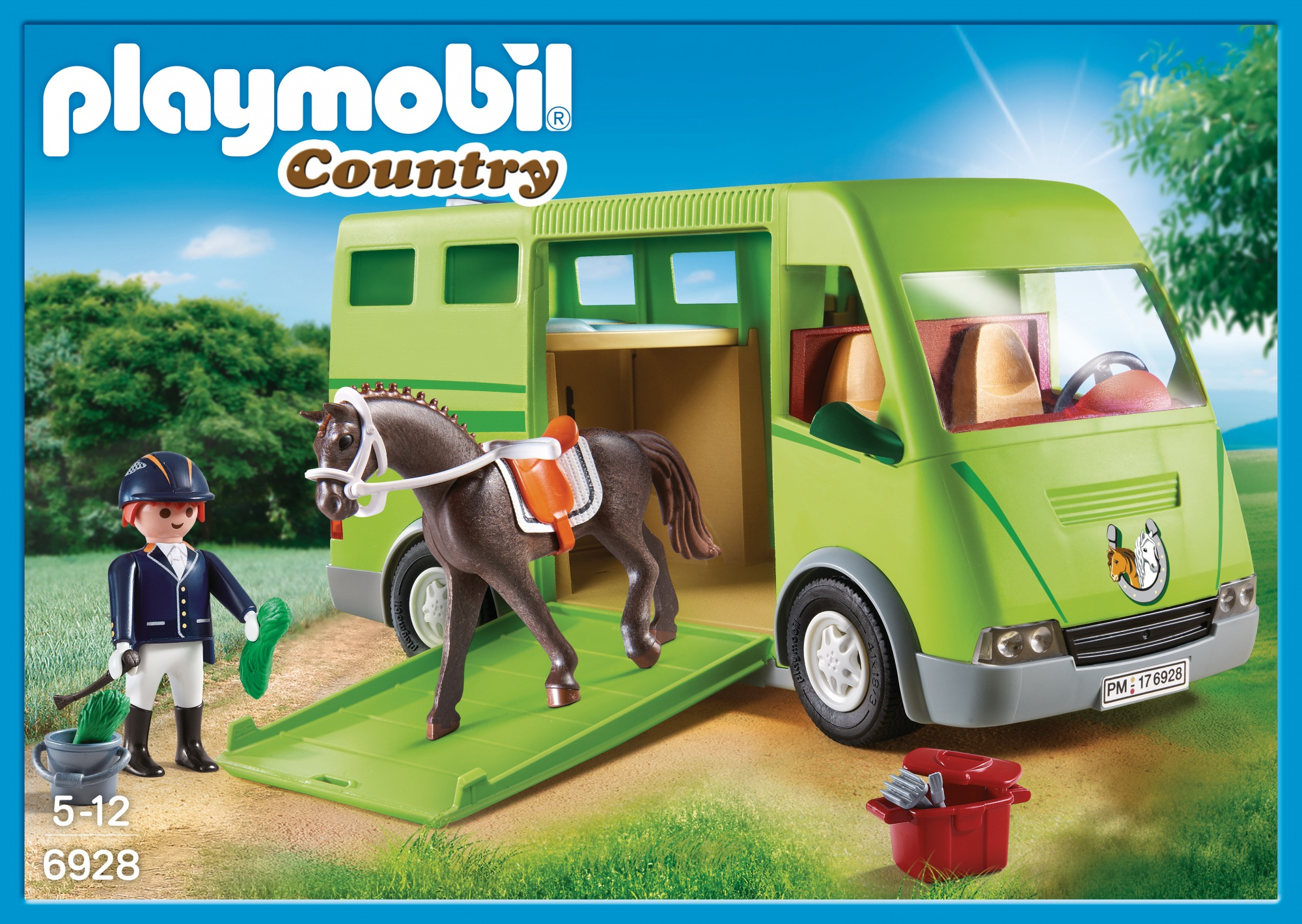 Zestaw Playmobil z przyczepą dla koni z koniem, figurką i akcesoriami. Tło to zielone pole i drzewa.