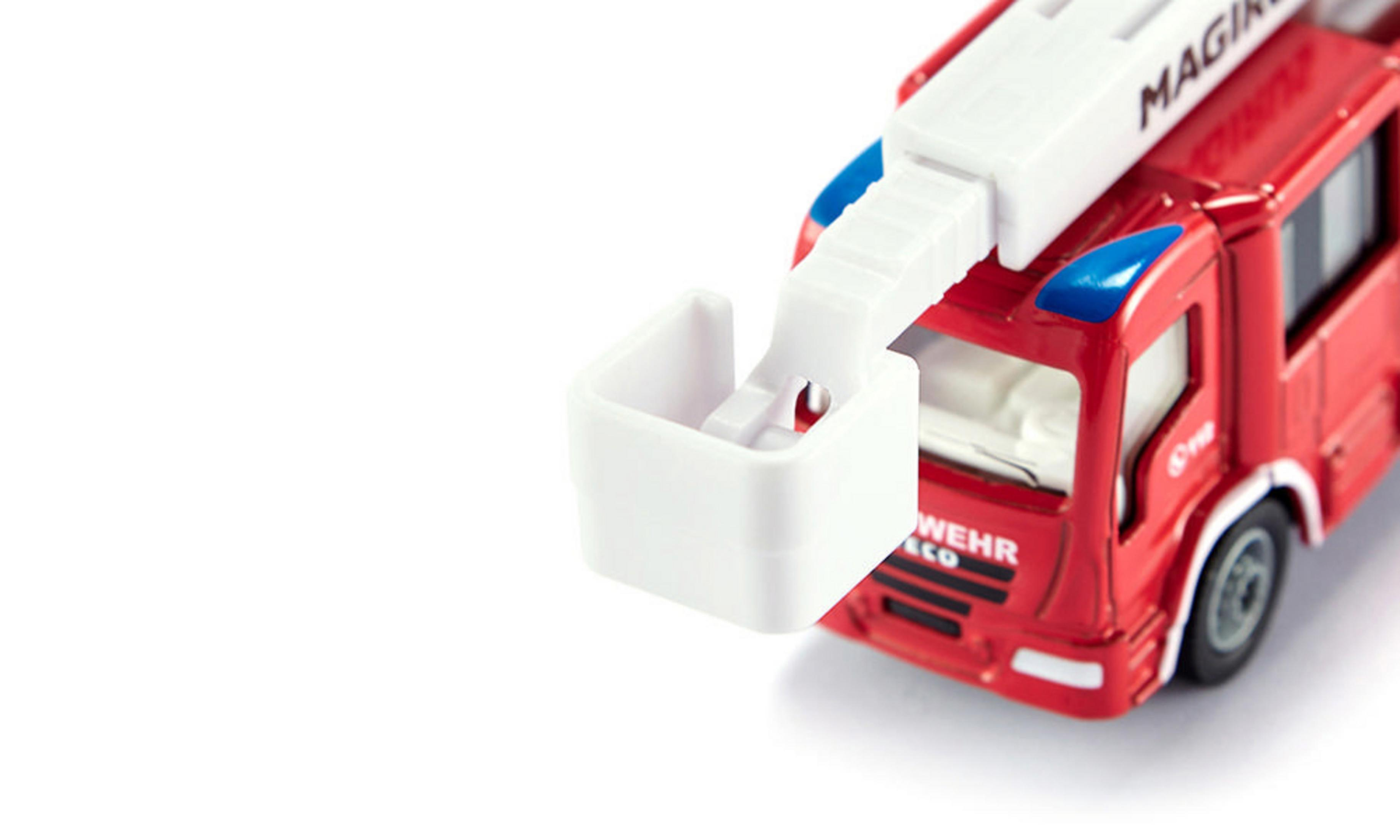 Roter Spielzeug-Feuerwehrwagen mit weißer Leiter und Korb auf weißem Hintergrund.