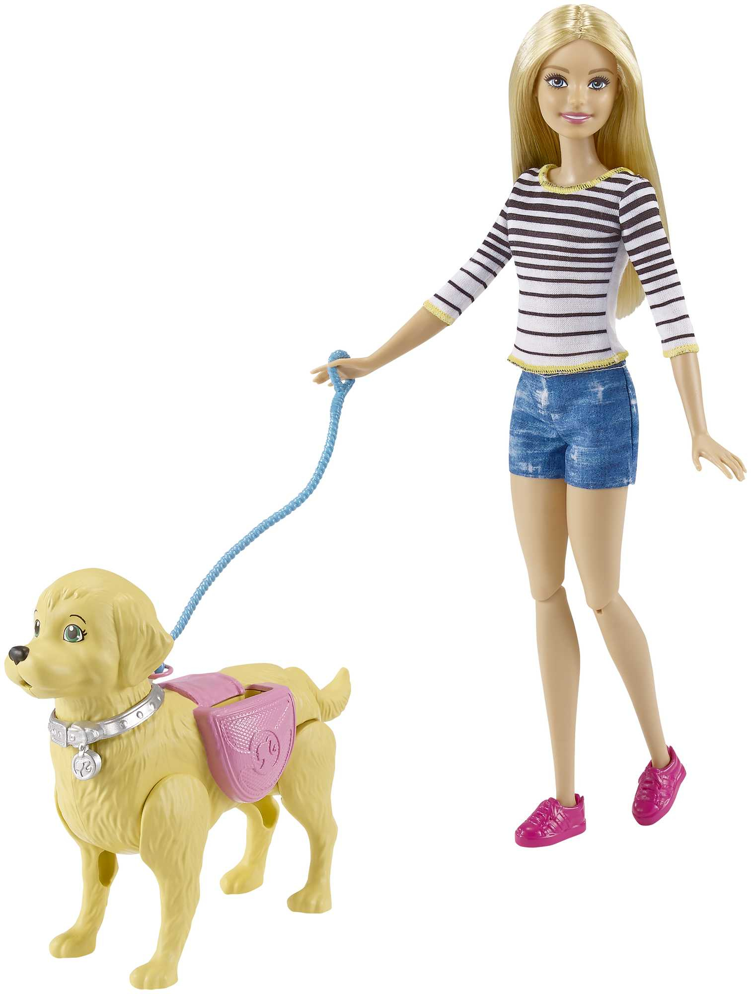 Blond lalka Barbie z psem na smyczy. Barbie ma na sobie szorty i koszulkę w paski. Pies ma różową torbę.