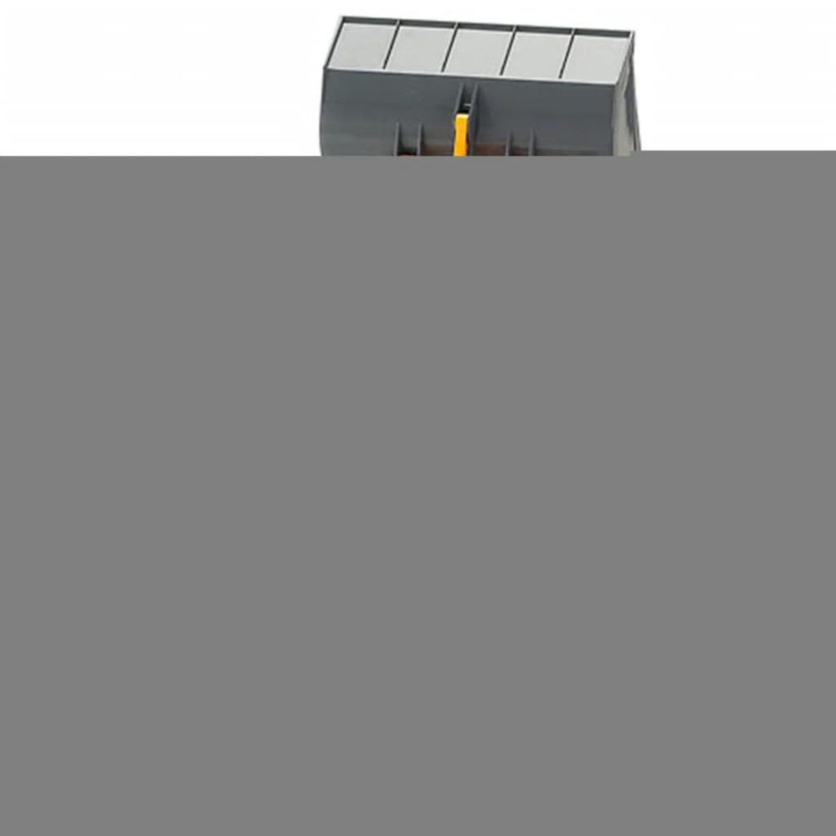 Żółte i szare ostrze pługa śnieżnego. Znajduje się na szarej powierzchni. Ostrze jest pod kątem.