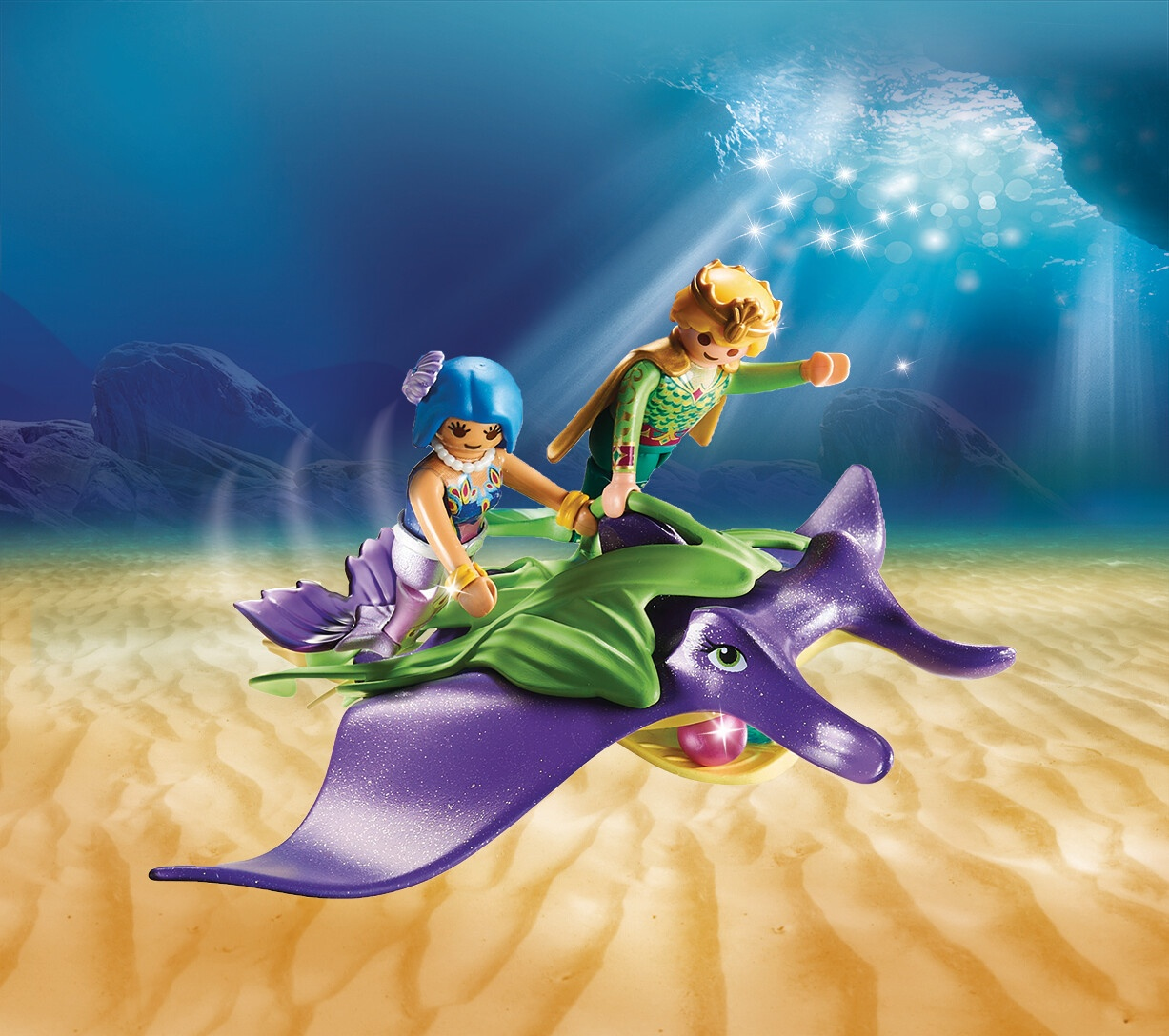 Due sirene e un uomo che cavalcano una manta viola in una scena sottomarina con bolle e luci.