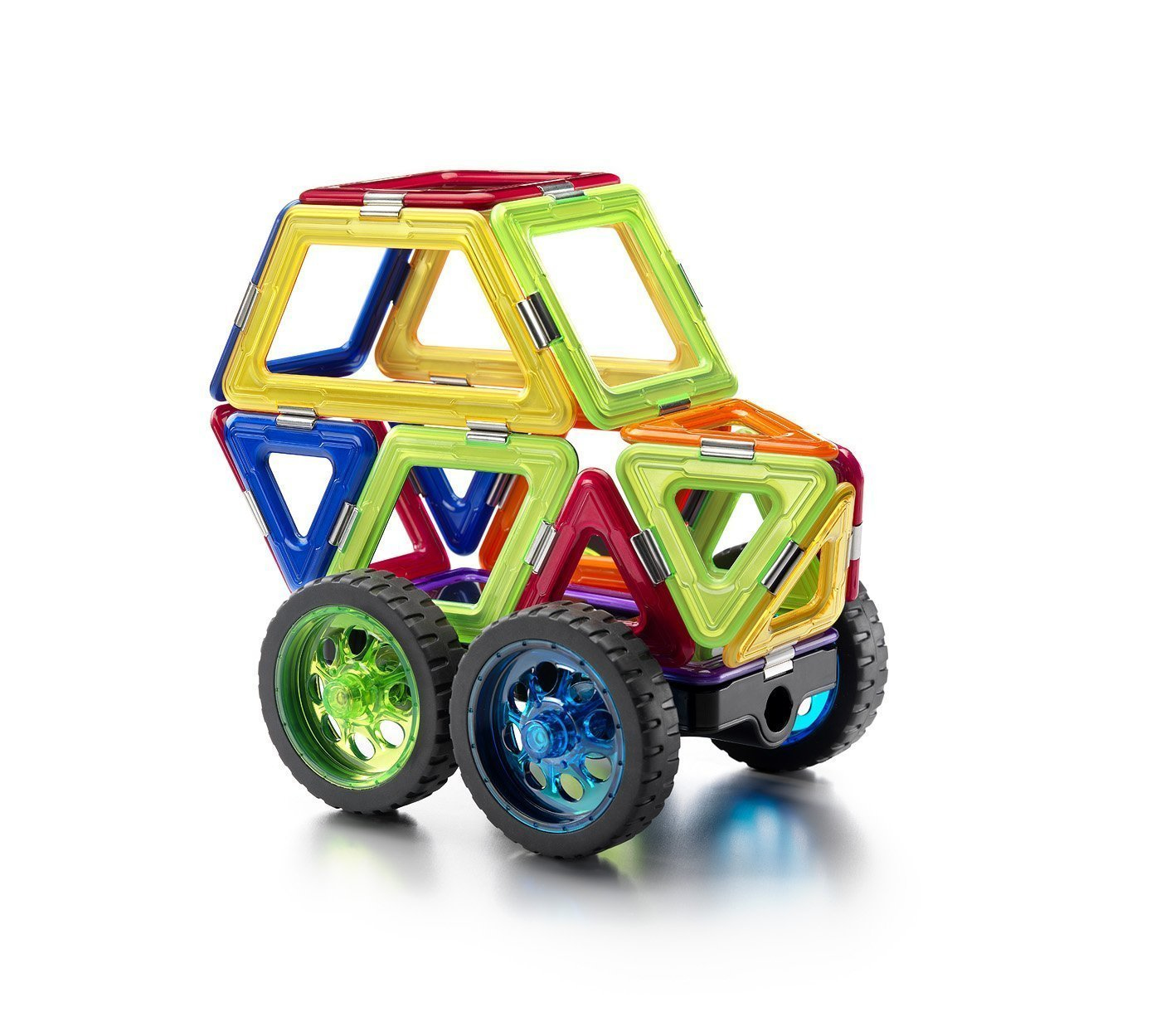 Un'auto giocattolo fatta di forme geometriche colorate, su sfondo bianco.