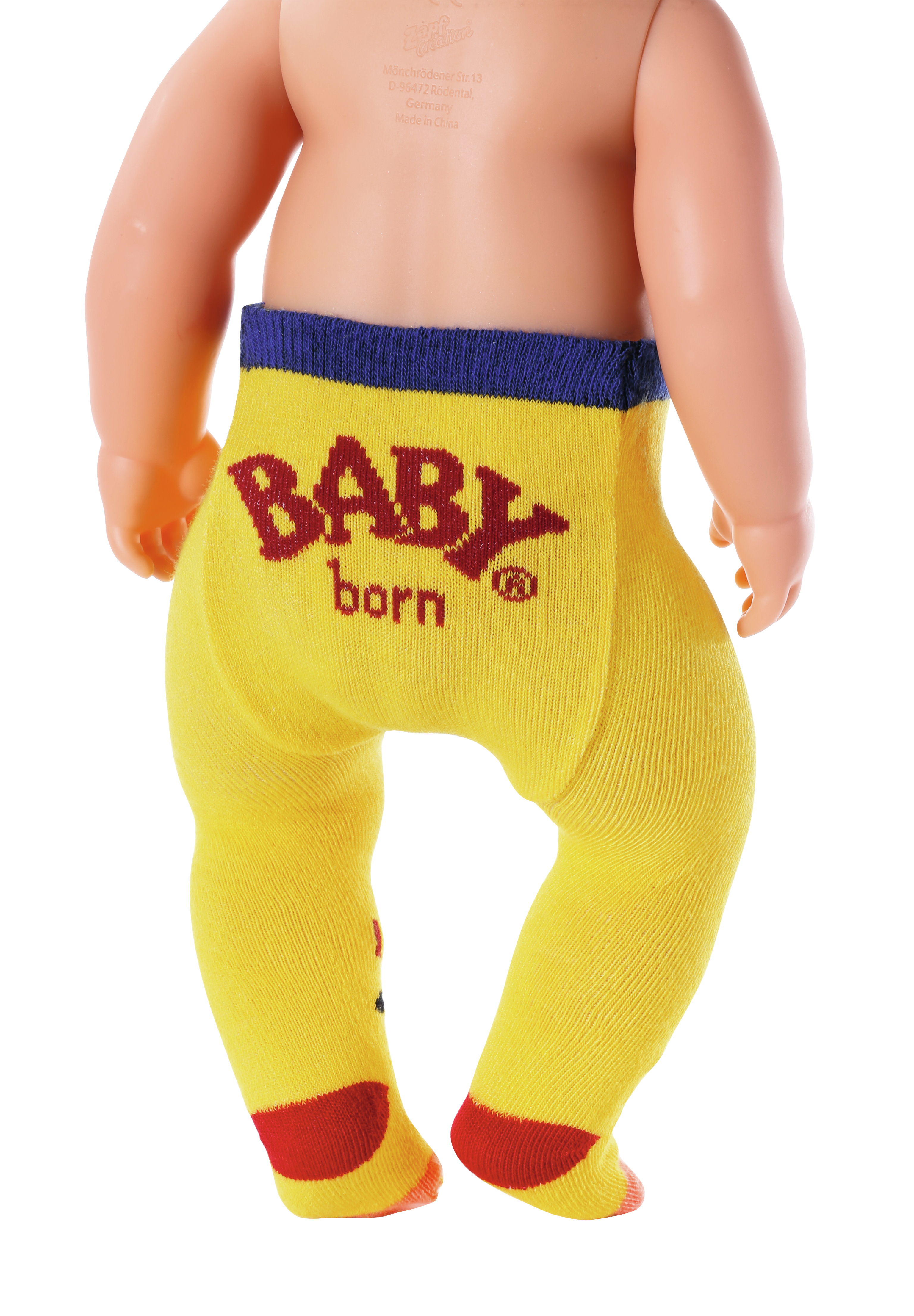 Lalka z żółtymi spodniami z czerwonymi akcentami. Na spodniach widnieje napis 'BABY'.