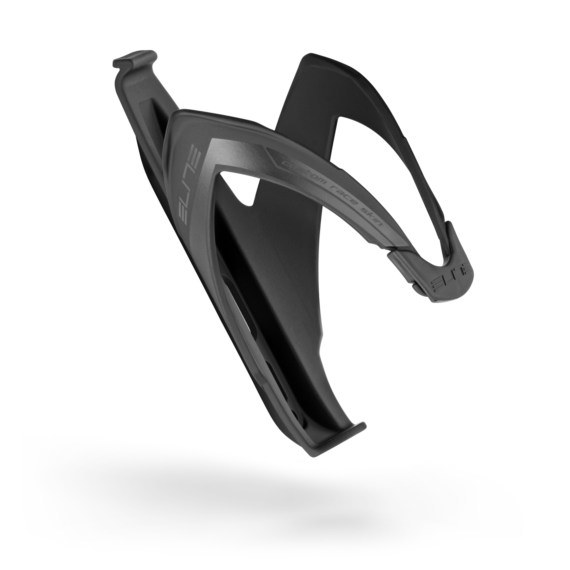 Czarny koszyk na bidon rowerowy, marka Elite, białe tło.