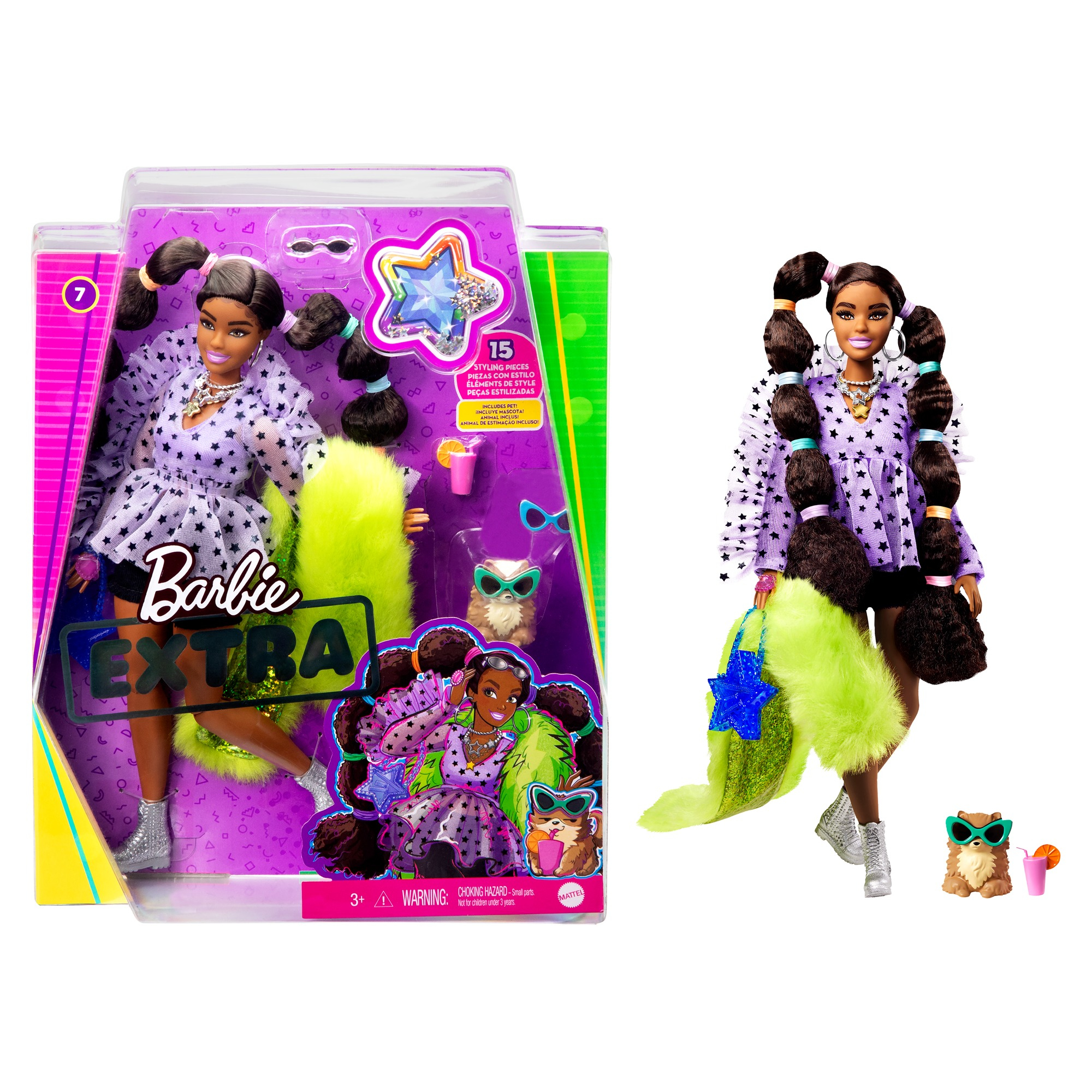 Eine Barbie Extra Puppe und ihr Zubehör werden neben der Puppe in ihrer Verpackung gezeigt.