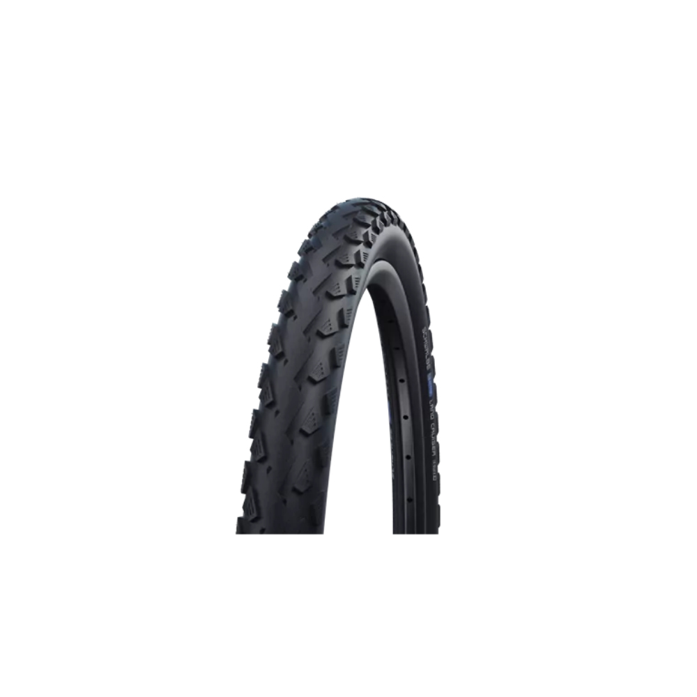 Czarna opona rowerowa. Opona ma wzór bieżnika przeznaczony do użytku w terenie. Opona jest na białym tle.