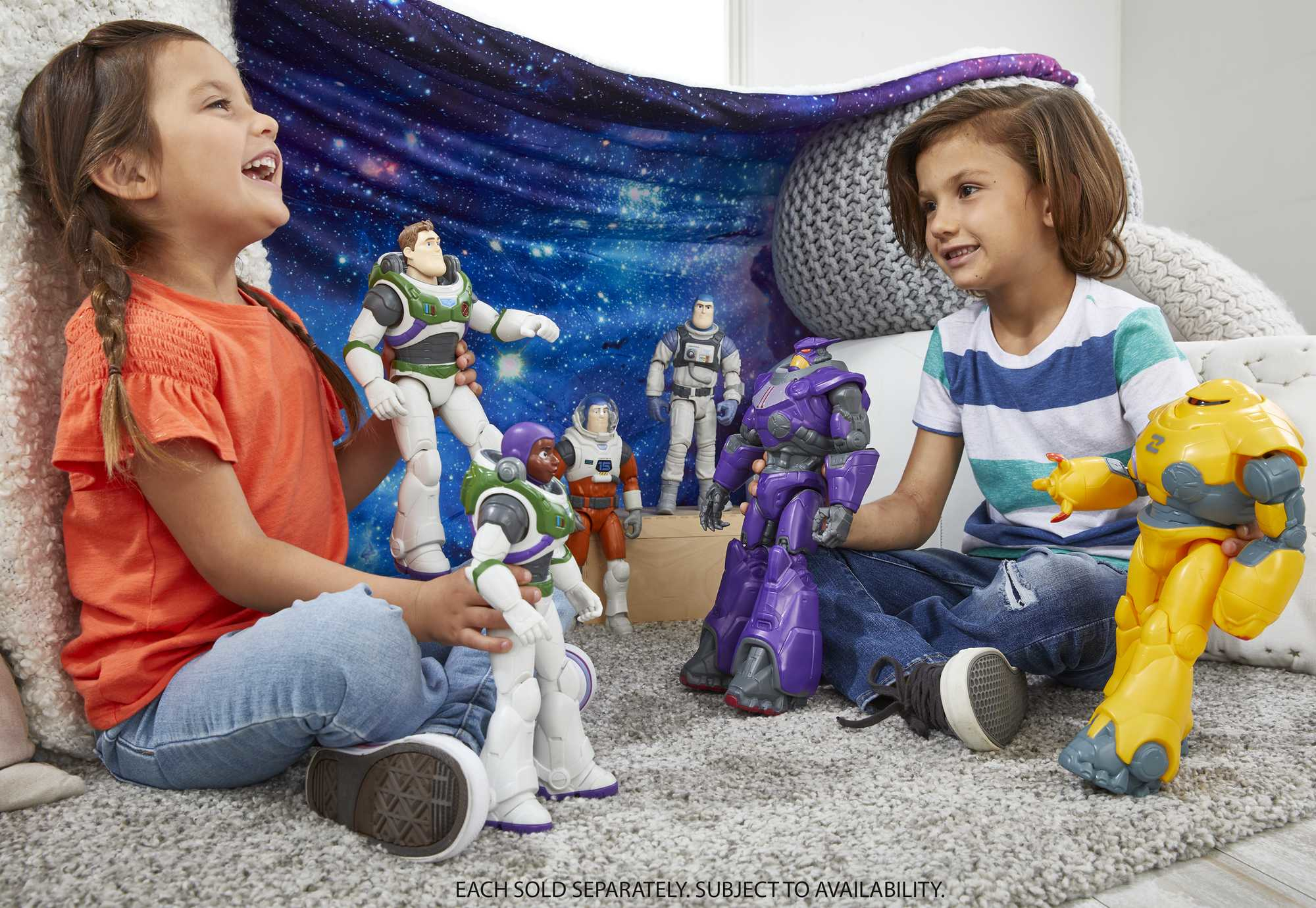 Due bambini che giocano con action figure di Buzz Lightyear e altri personaggi giocattolo.