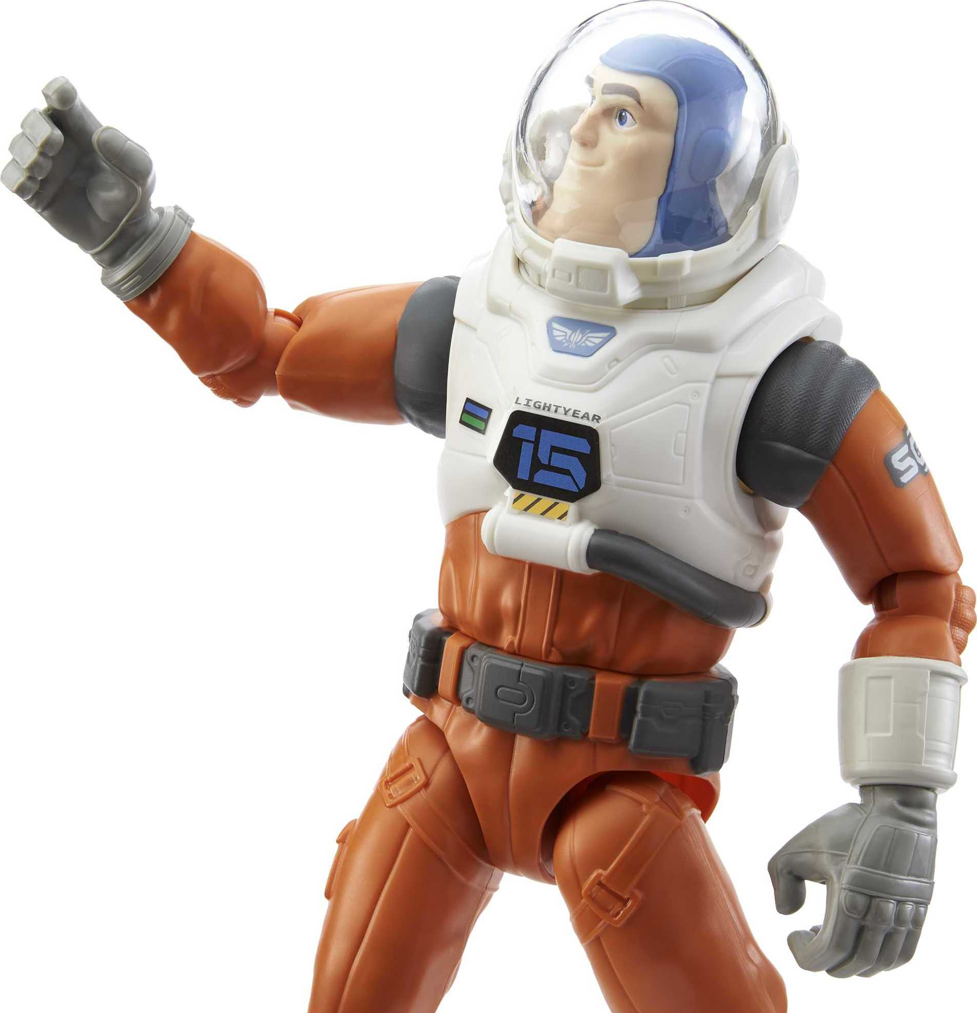 Action figure di Buzz Lightyear in tuta spaziale arancione, armatura bianca, che saluta. Sfondo bianco.