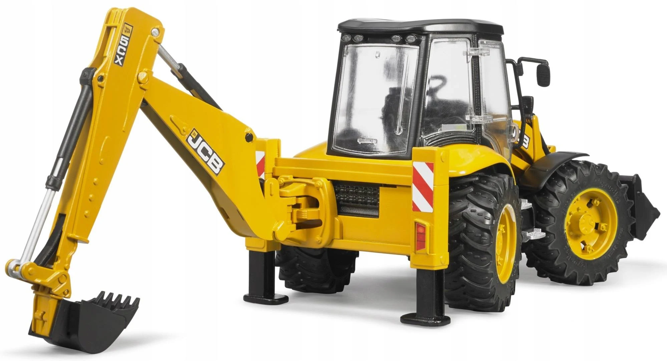 Żółta zabawka koparko-ładowarki JCB, widok z boku, białe tło.