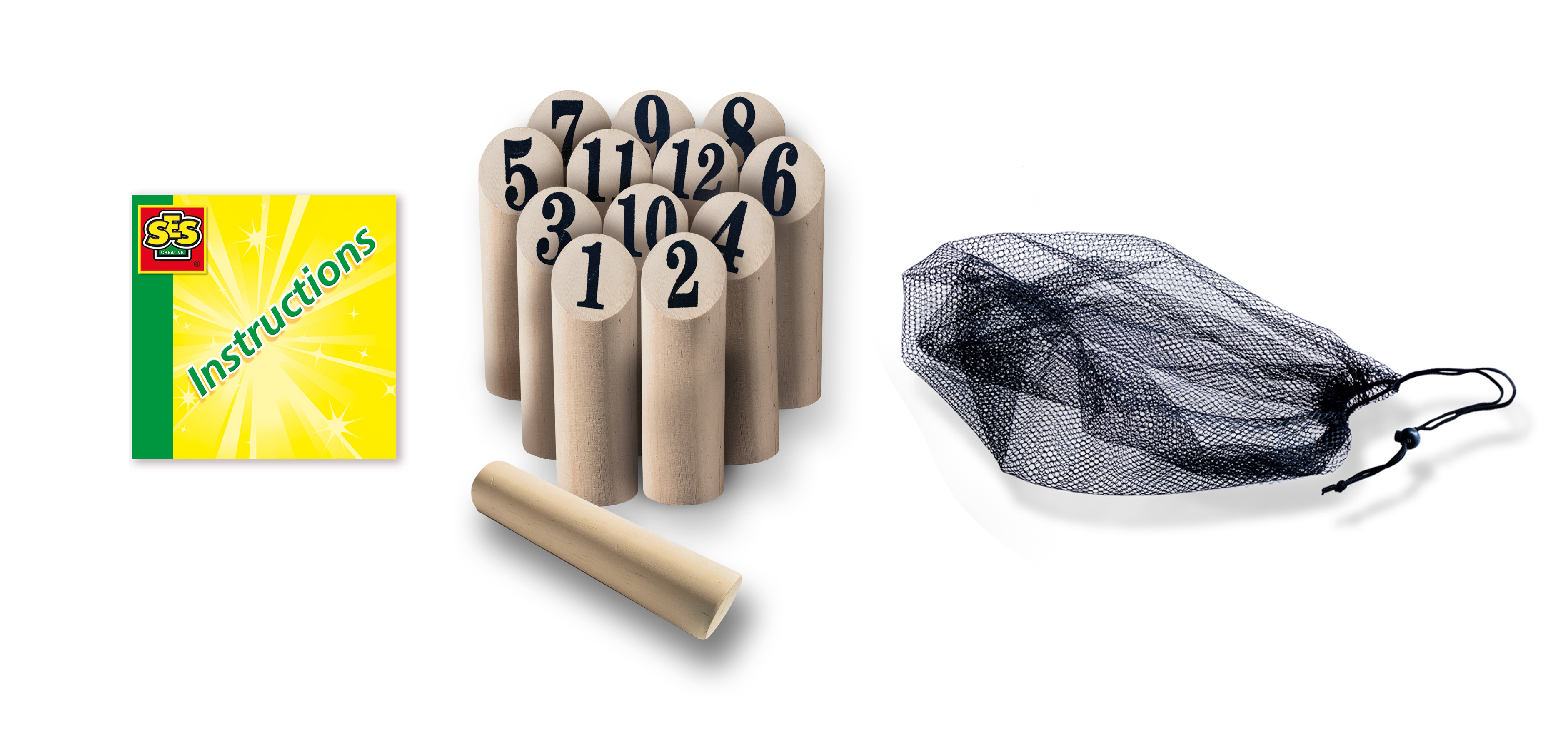 Un set di gioco con pezzi di legno, istruzioni e una borsa a rete. I pezzi sono numerati.