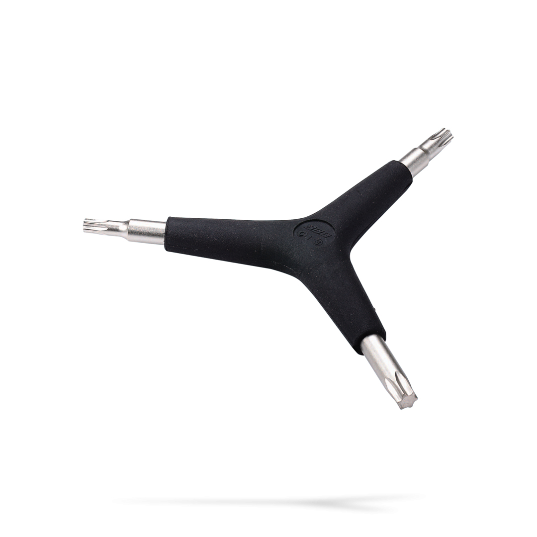 Czarny klucz rowerowy w kształcie litery Y z trzema końcówkami w kształcie gwiazdy i czarnym uchwytem. Białe tło.