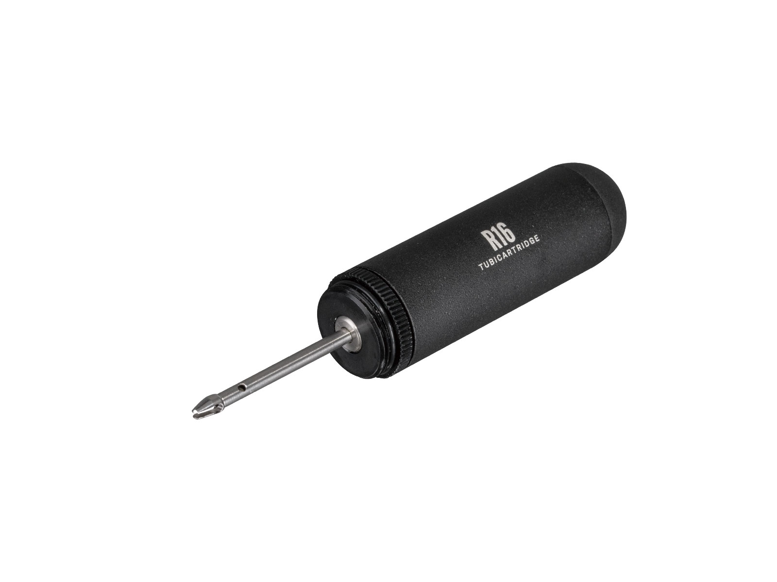 Czarny wkład TubiCartridge R16. Igła jest widoczna na końcu. Wkład jest cylindryczny.