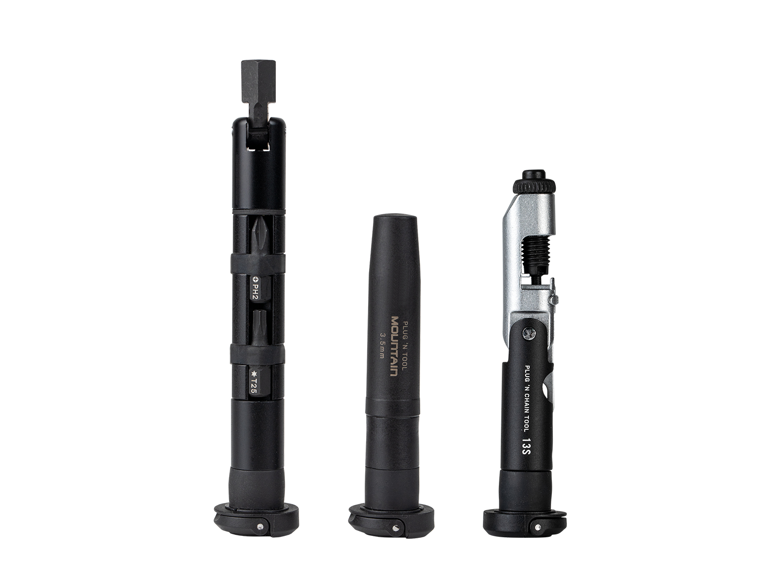 Trzy czarne narzędzia rowerowe: narzędzie do opon, multi-narzędzie z narzędziem do łańcucha oraz narzędzie do wtyczek i łańcuchów.