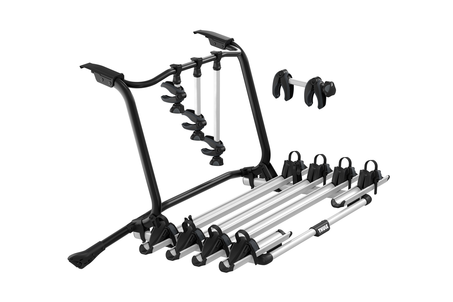 Srebrny i czarny bagażnik rowerowy. Jest to model montowany na haku z tyłu samochodu.