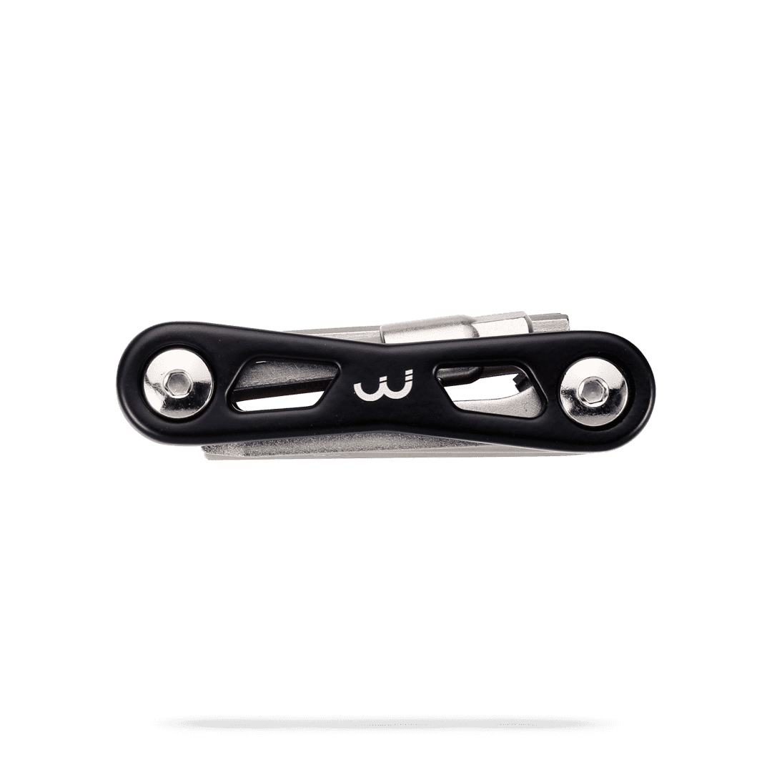 Czarny multi-tool z wysuniętymi narzędziami. Widoczne logo marki.