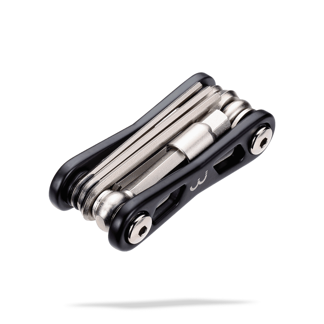 Wielofunkcyjne narzędzie do roweru, czarno-srebrne, na białym tle.