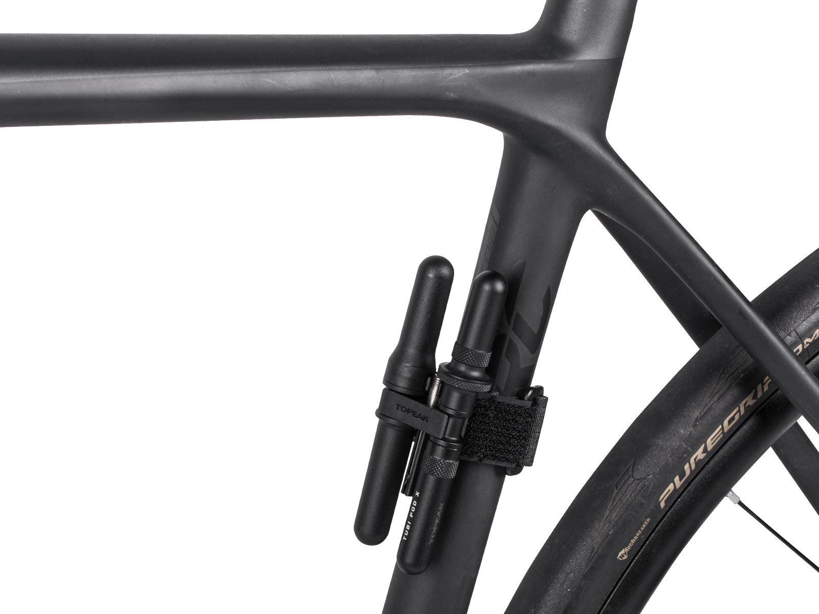 Zestaw naprawczy do opon rowerowych przymocowany do czarnej ramy.