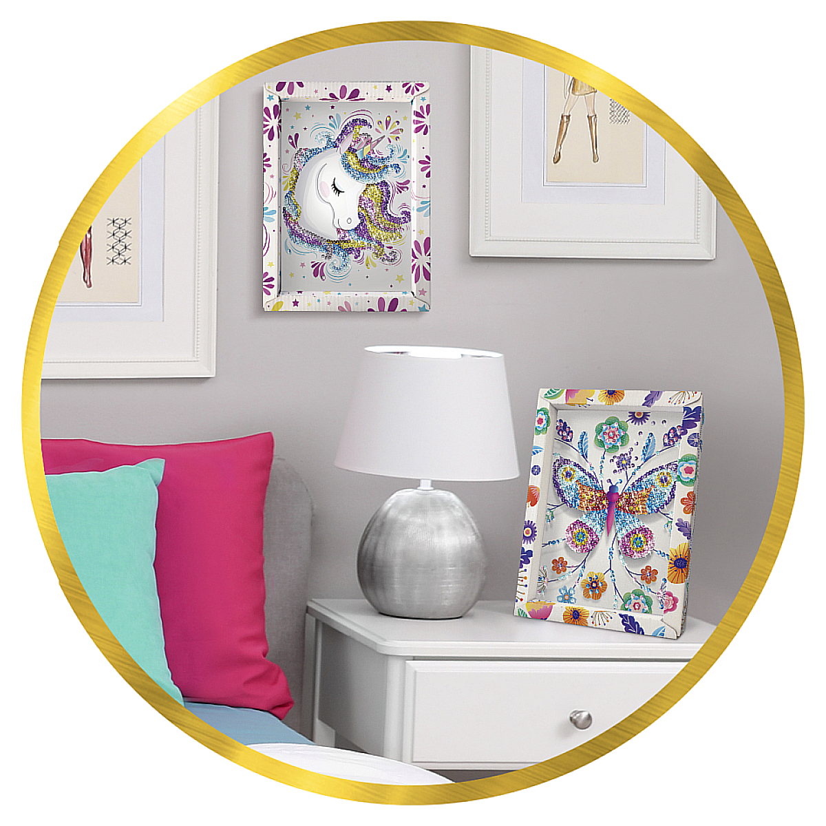 Ozdobiona ściana z oprawionymi dziełami sztuki, białą lampą i małym stolikiem ze złotą obwódką.