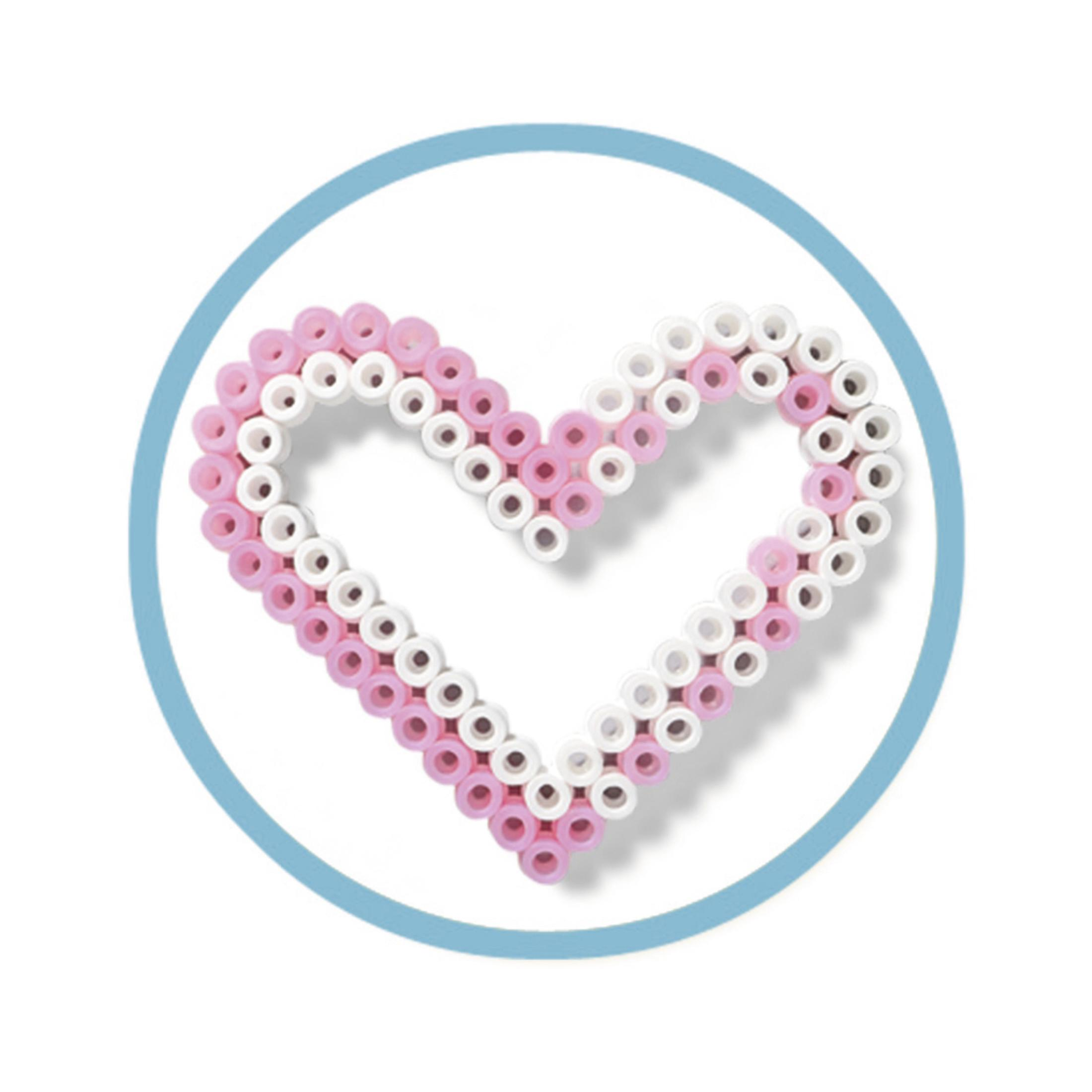 Nahaufnahme einer Herzform aus rosa und weißen Plastikperlen in einem blauen Kreis.