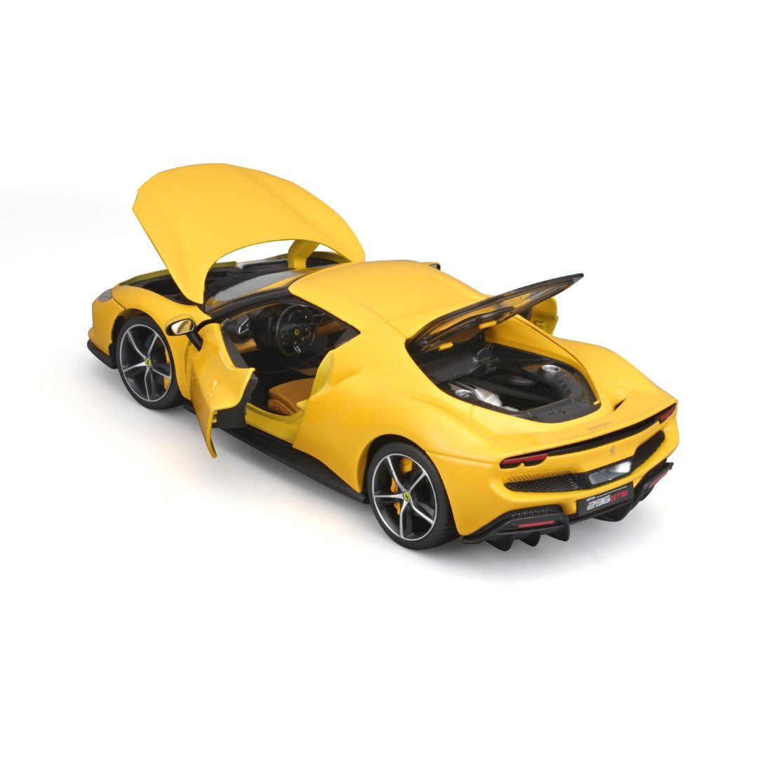 Żółty samochód Ferrari z otwartymi drzwiami i maską. Pokazuje wnętrze i silnik.