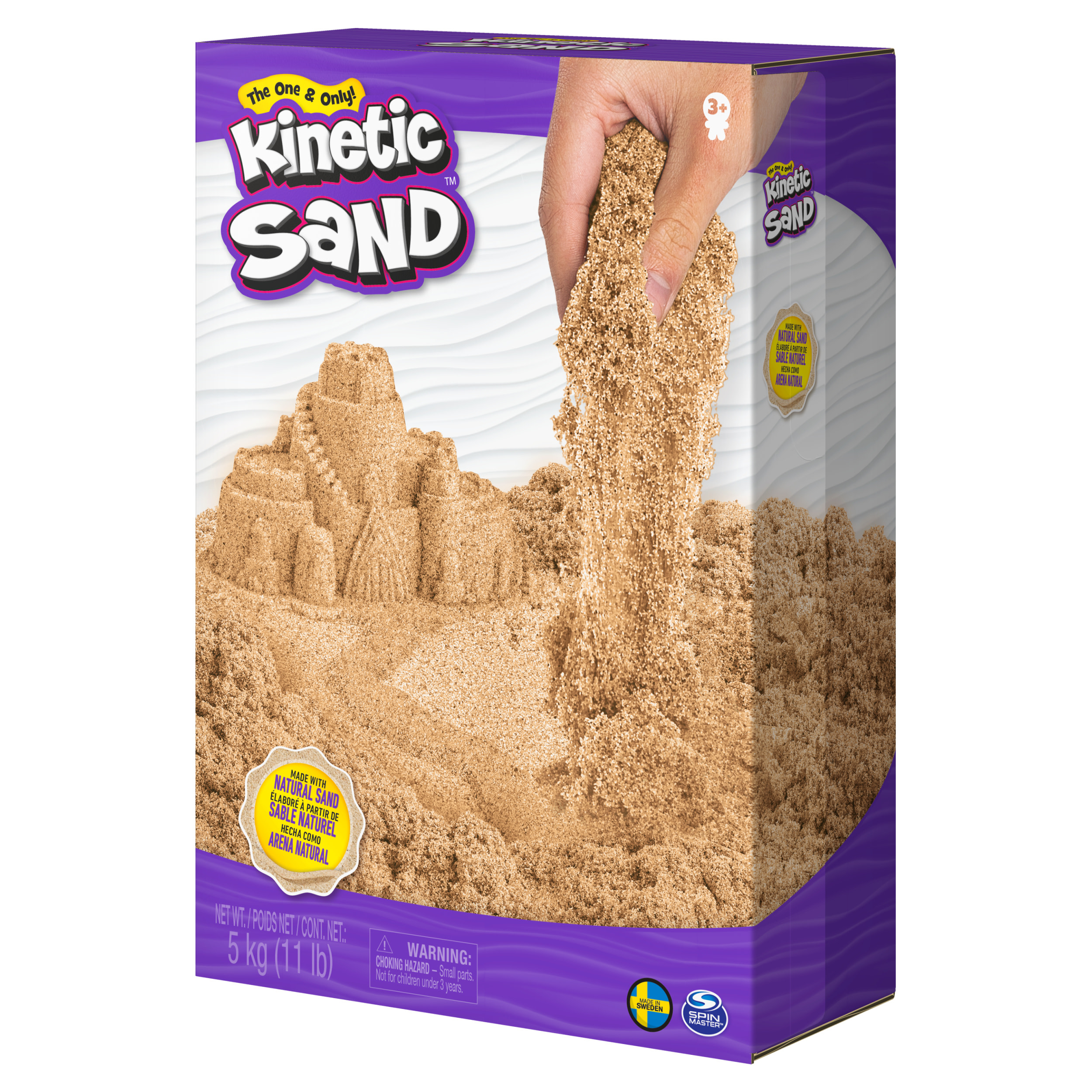 Pudełko Kinetic Sand. Ręka wsypuje piasek z pudełka, tworząc zamek z piasku.