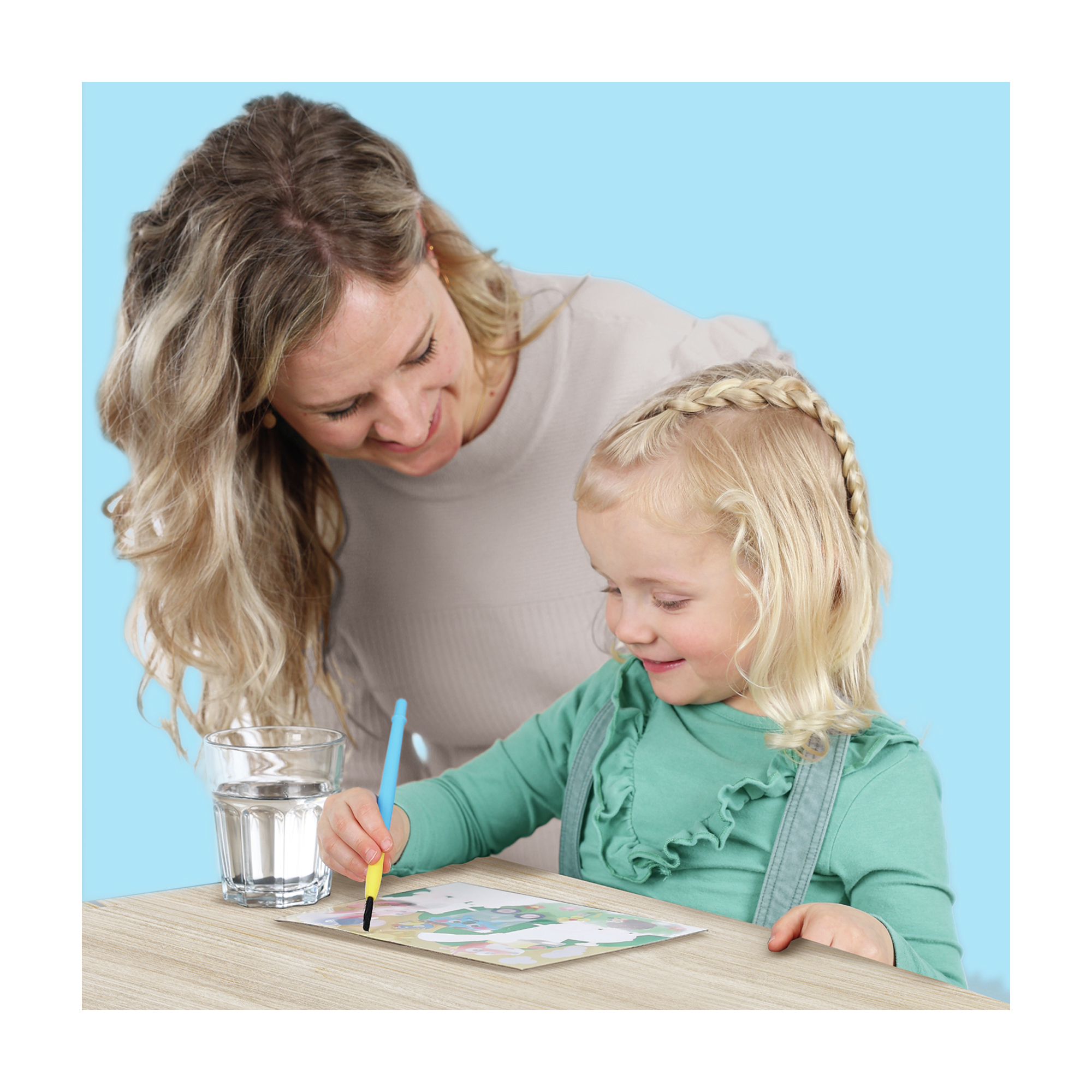 Kobieta i dziecko malują obraz pędzlem.