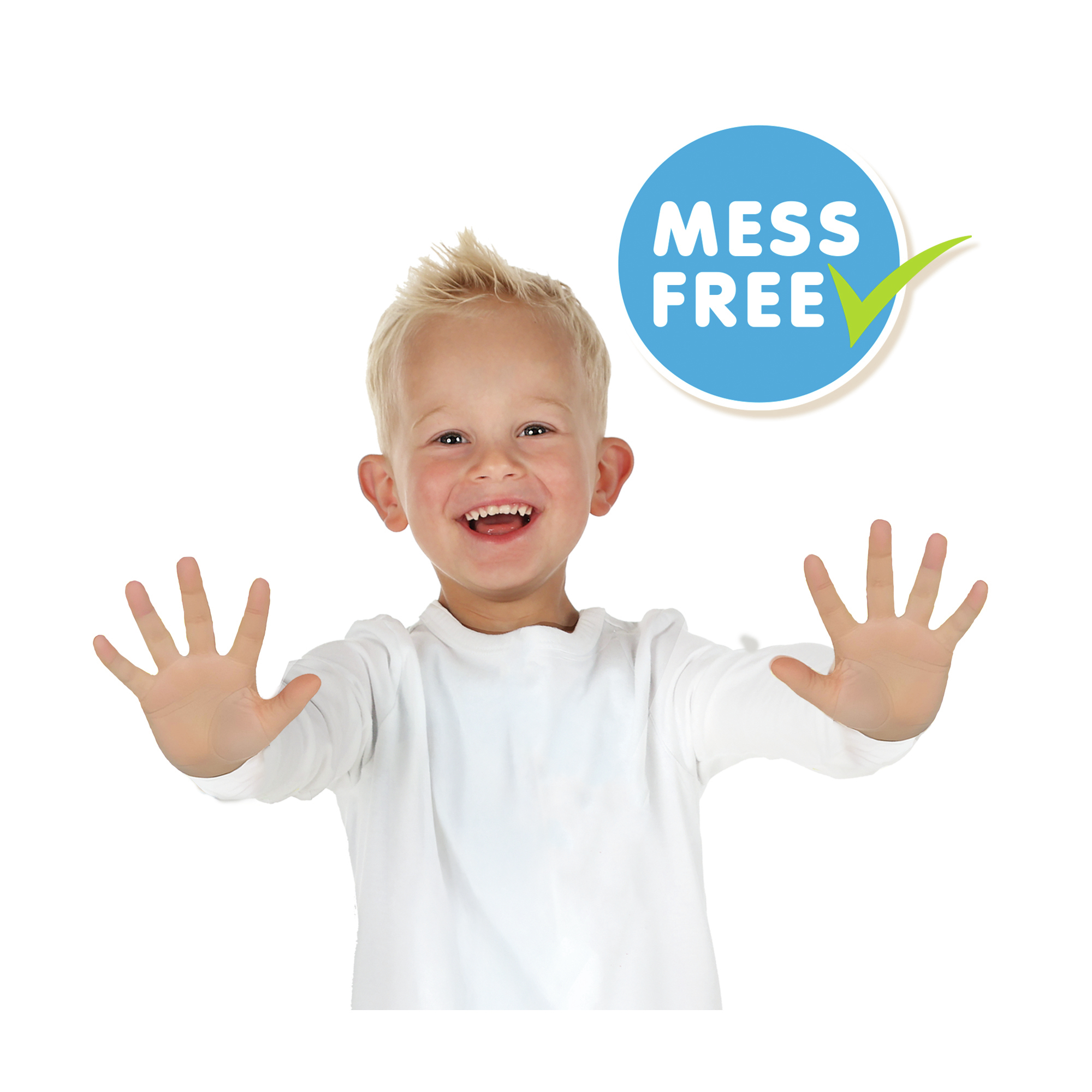 Młody chłopiec uśmiecha się, wyciągając ręce. Niebieski