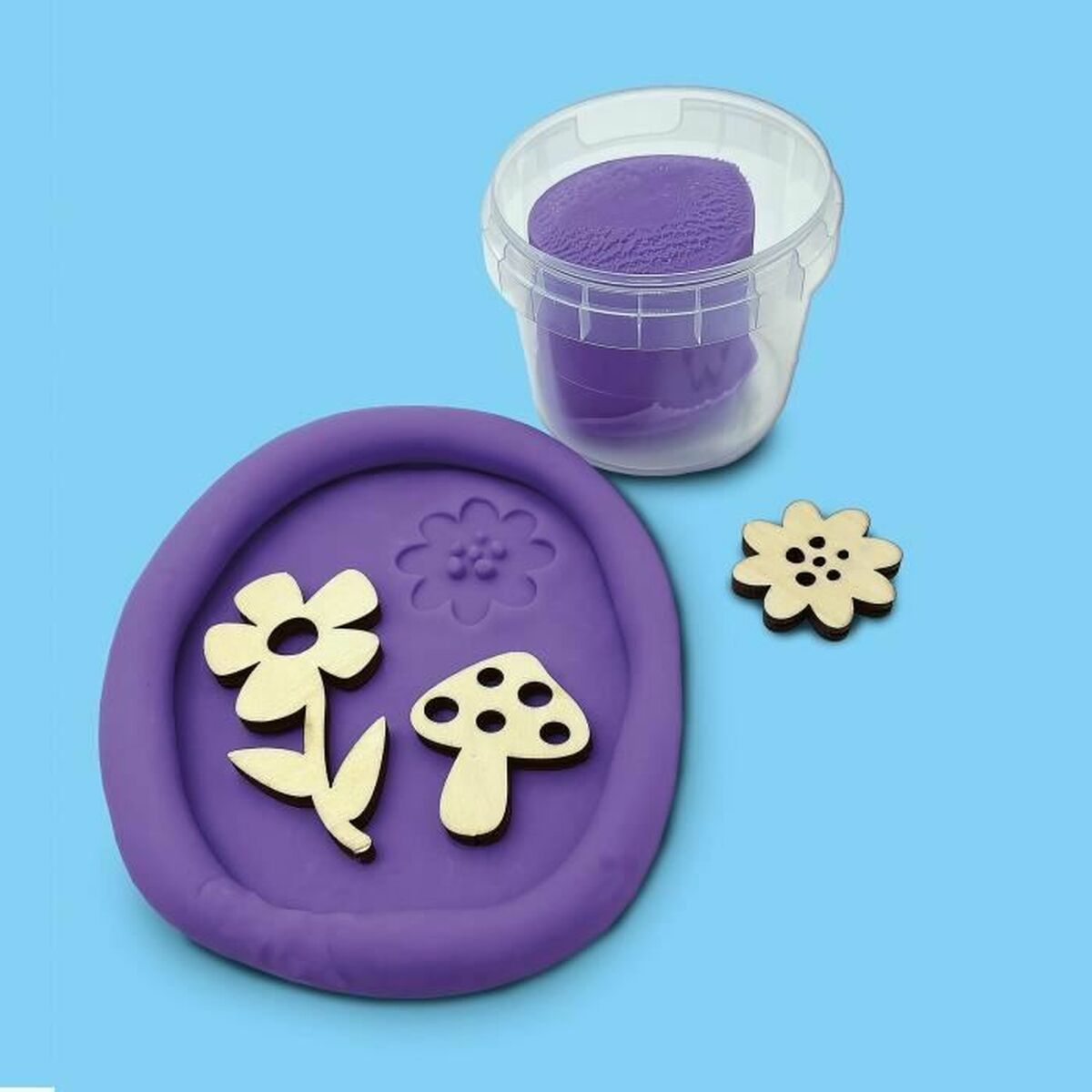 Play-Doh viola su un vassoio viola con forme di fiori e funghi, e un contenitore di Play-Doh.