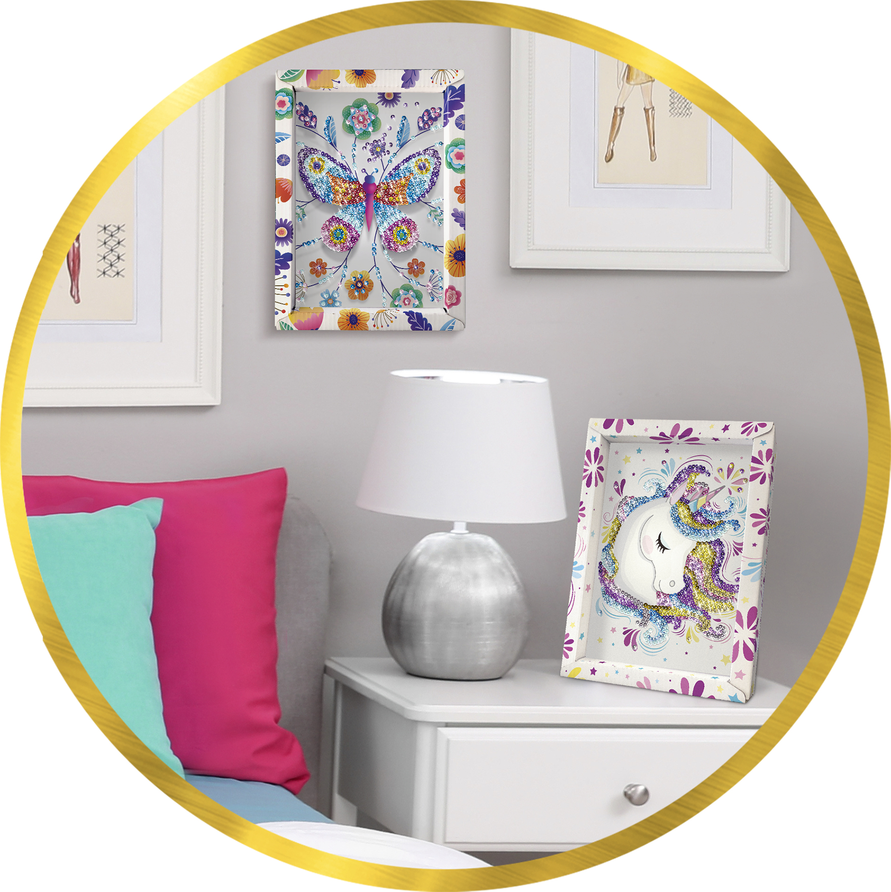 Wnętrze pokoju z oprawioną sztuką, lampą, stołem i łóżkiem z poduszkami, ze złotym okręgiem.