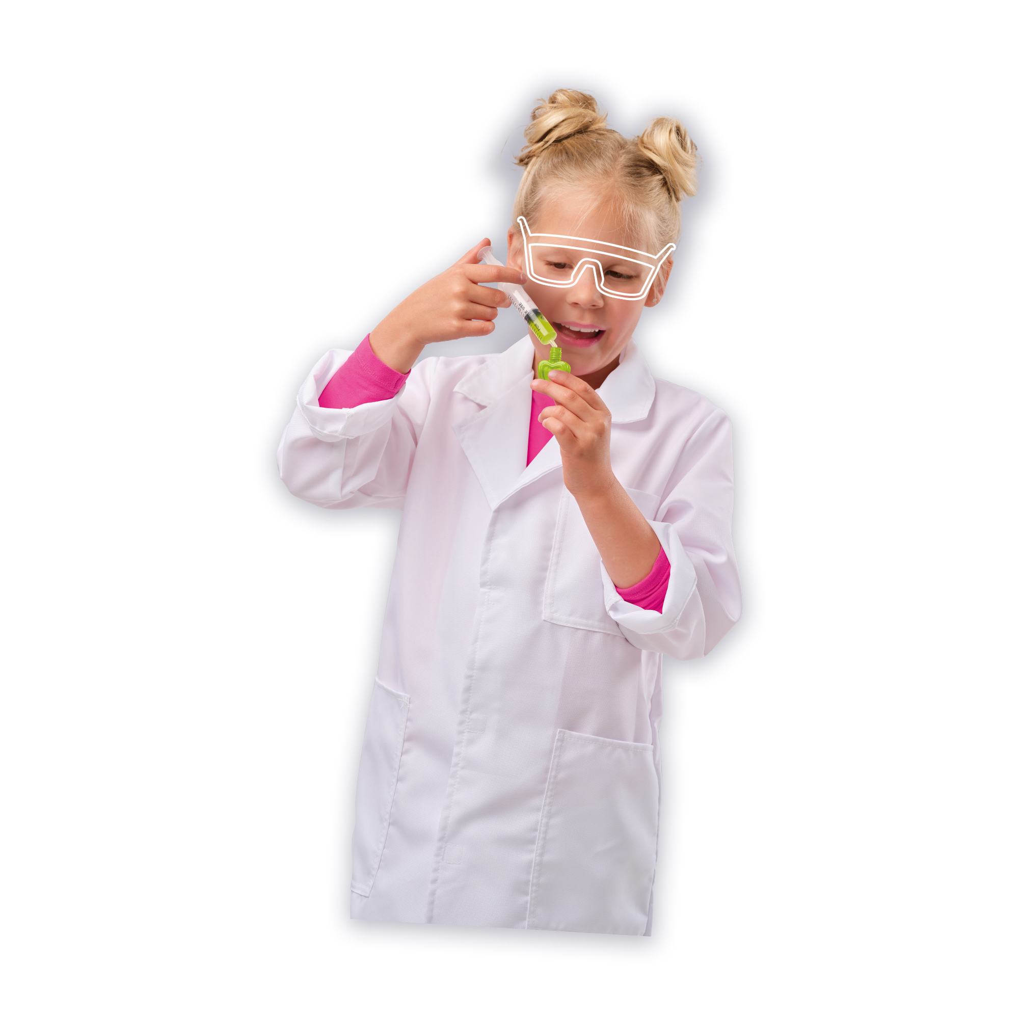 Dziewczyna w białym fartuchu trzyma strzykawkę z zielonym płynem. Ma warkocze i uśmiecha się.