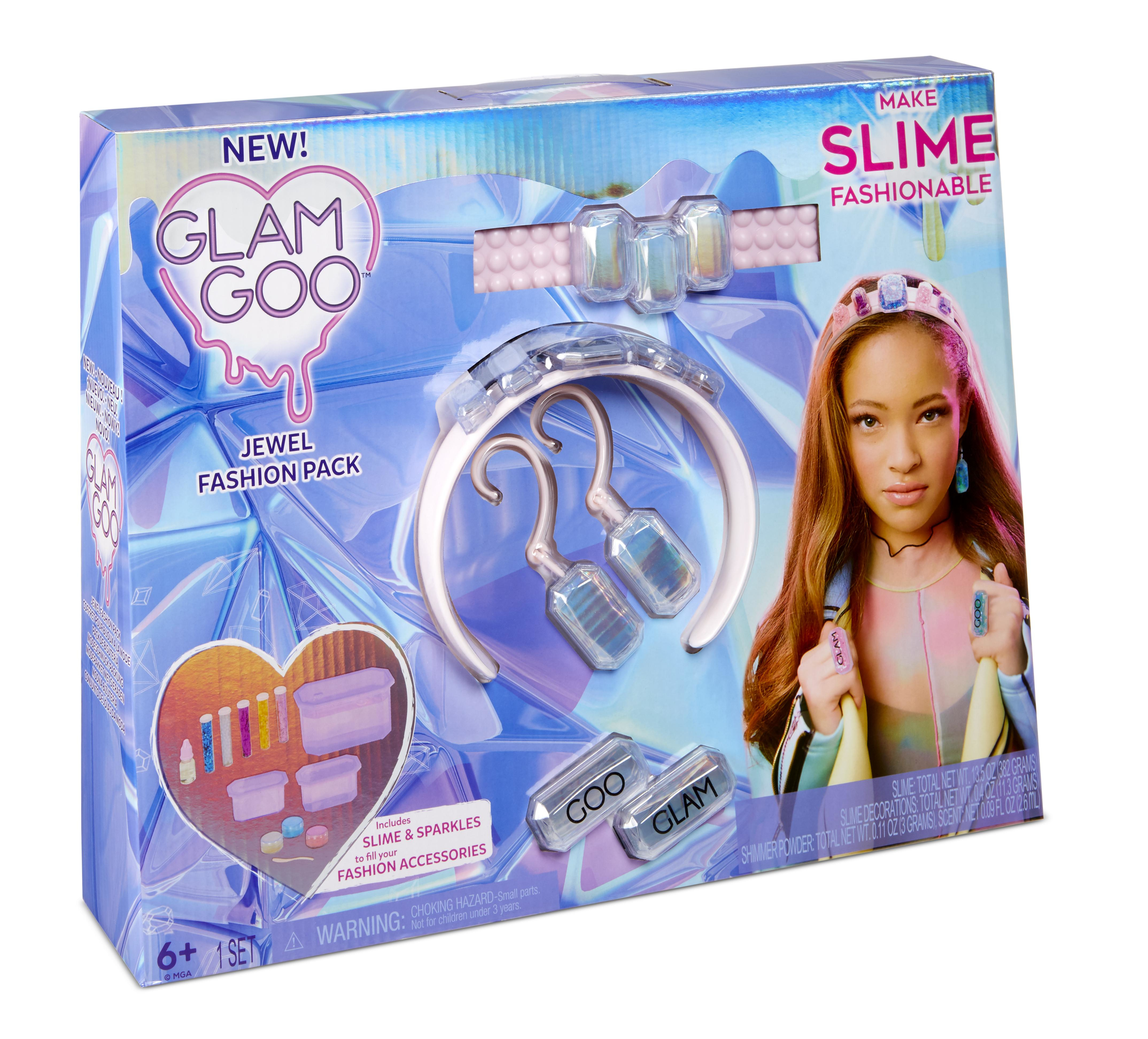 Set de caja: Kit Glam Goo. Incluye joyas, accesorios y la cara de una niña. Rosa y azul dominan.