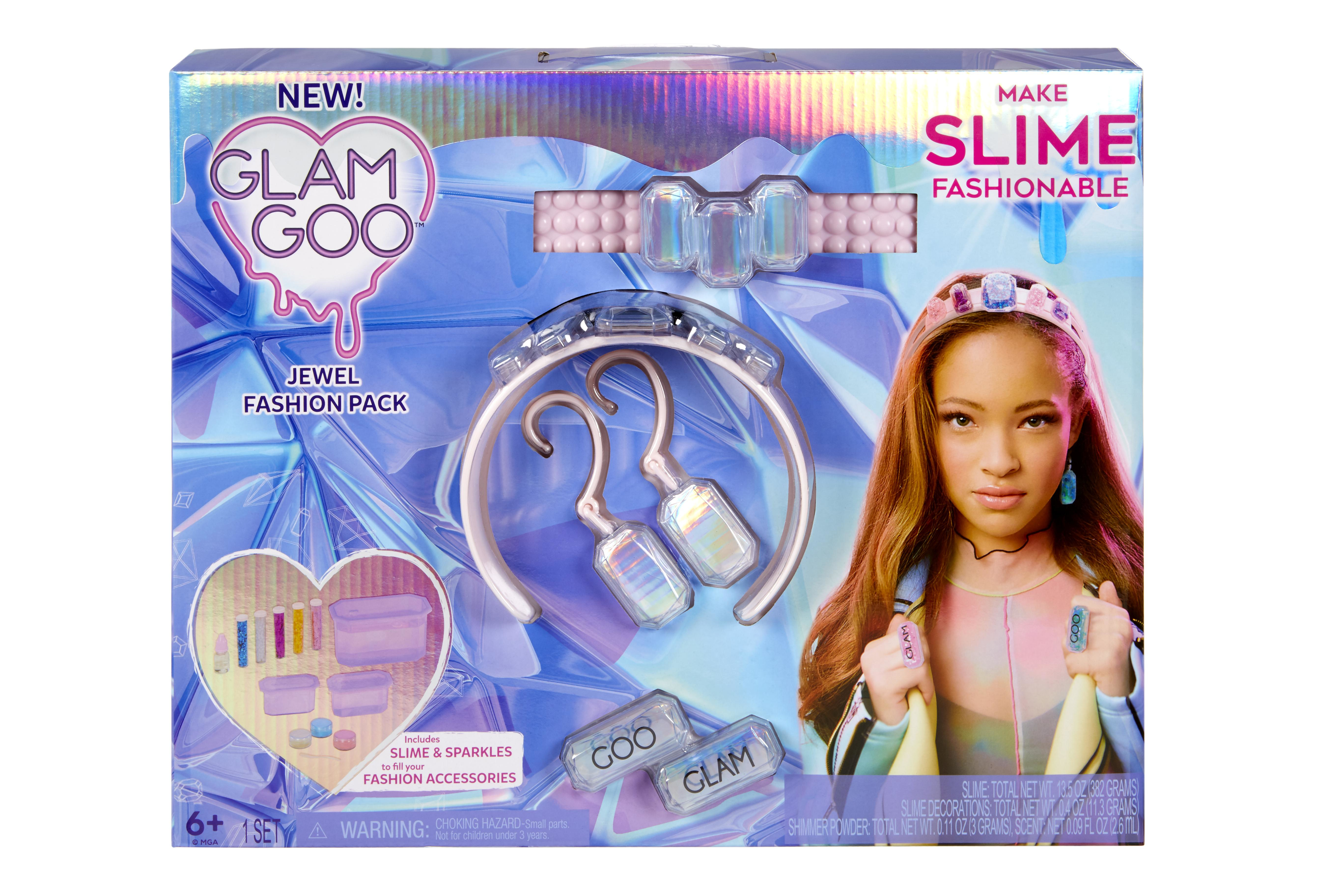 Set de caja: Kit Glam Goo. Contiene joyas, accesorios y la cara de una niña. Rosa y azul dominan.