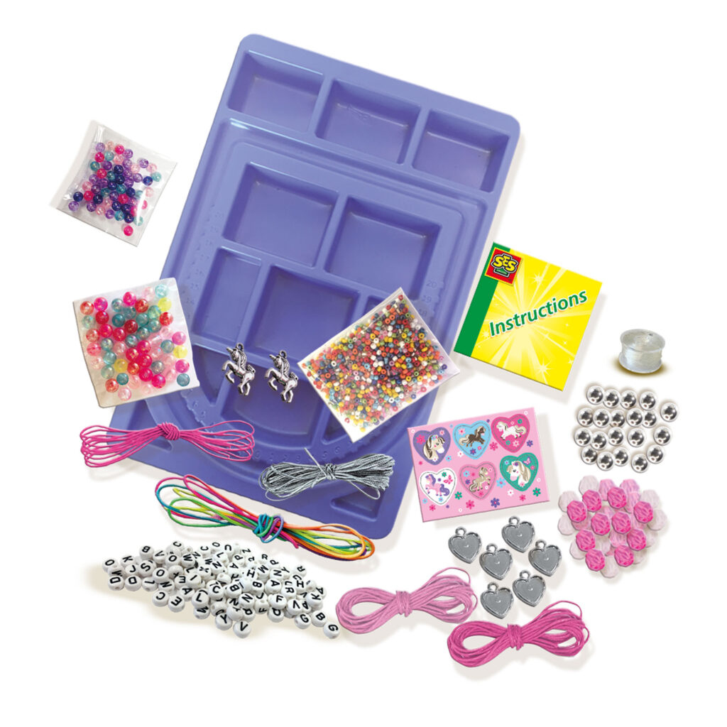 Zestaw rzemieślniczy z koralikami, zawieszkami i sznurkiem. Zawiera tacę z przegródkami i instrukcje.