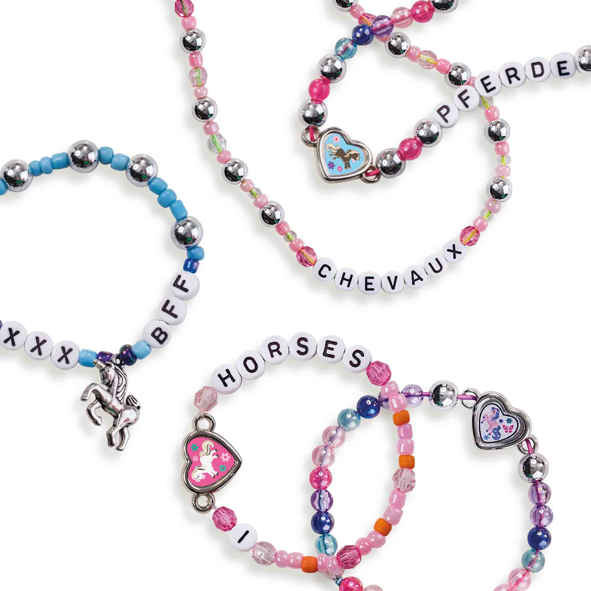 Kolorowa biżuteria z koralików: naszyjniki i bransoletki ze słowami takimi jak 'horses', 'chevaux' i 'bff'.