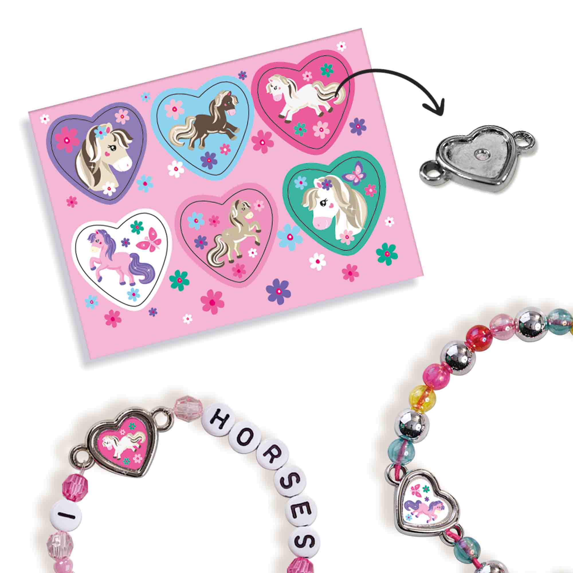 Zestaw do robienia bransoletek z motywem koni. Zawiera naklejki, bransoletki i zawieszki z końmi.