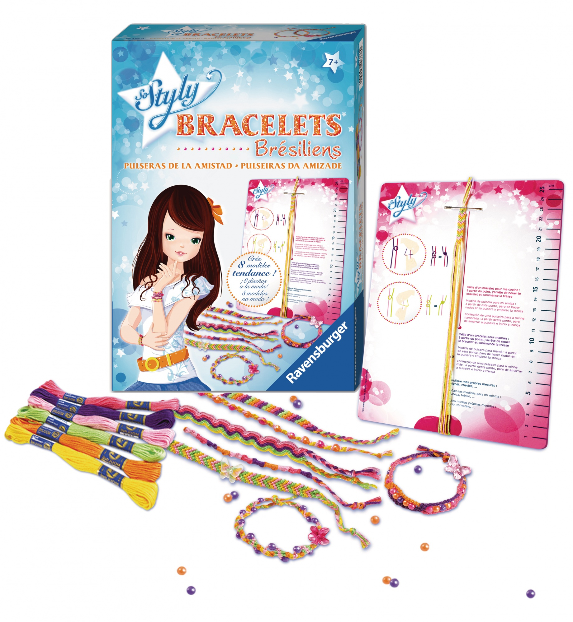 Zestaw So Styli Bracelets. Zawiera pudełko z przykładami wzorów, koralikami i sznurkami. Białe tło.