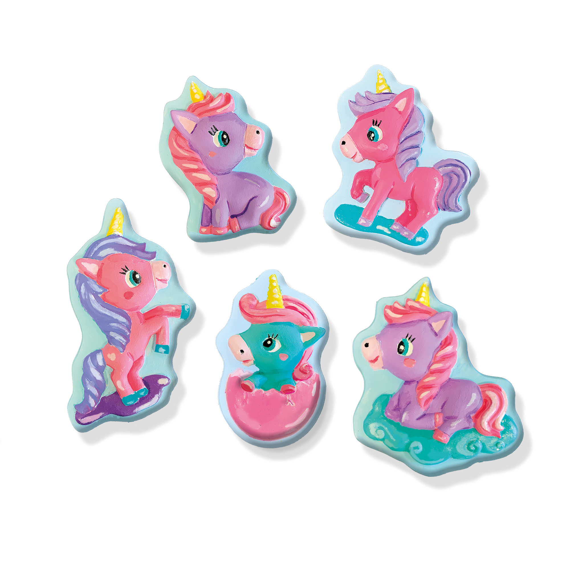 Pięć kolorowych figurek jednorożców. Fioletowe, różowe i turkusowe postacie w różnych pozach na jasnoniebieskim tle.