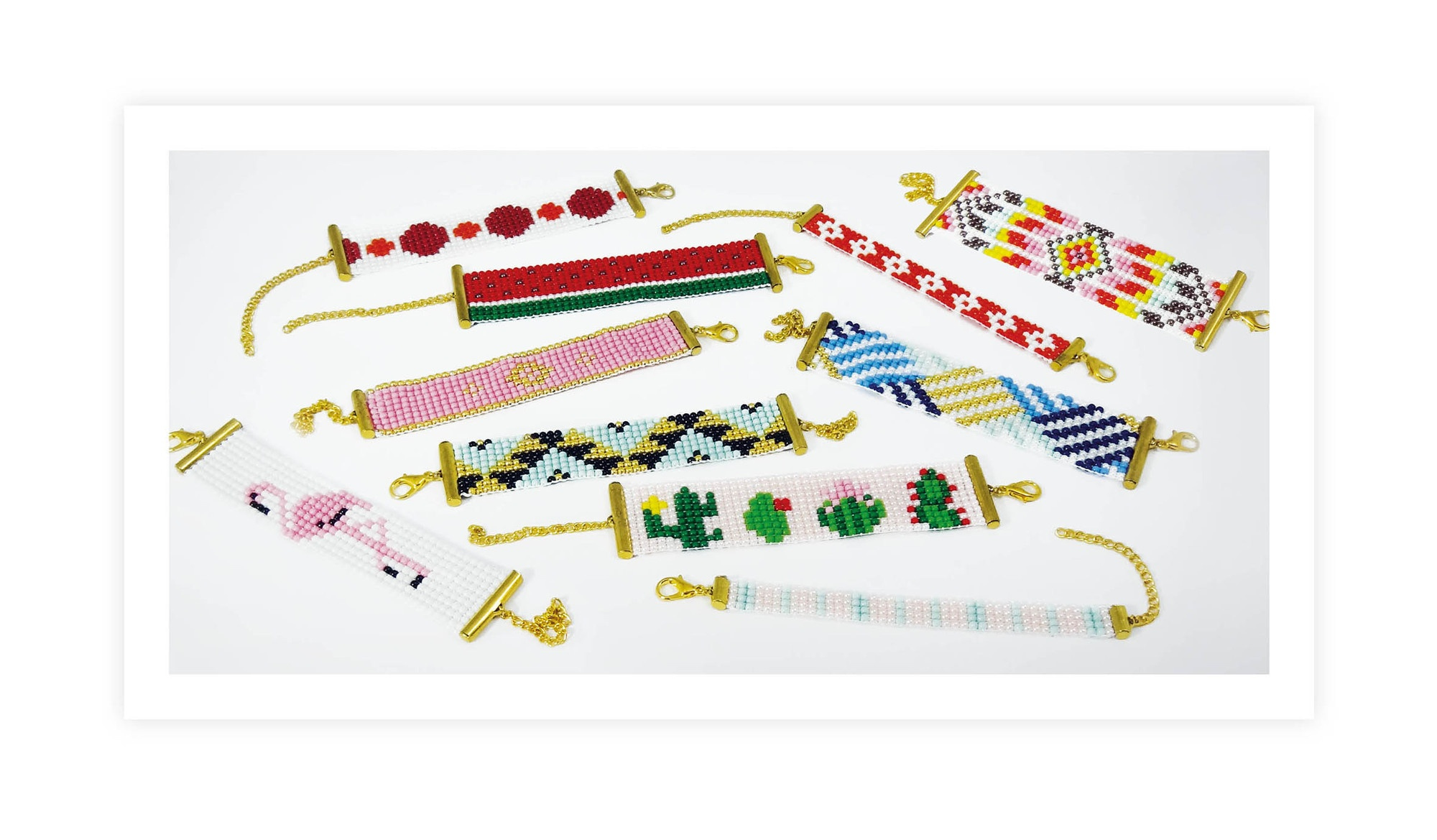 Różne bransoletki z koralików w różnych wzorach, wyświetlane na białej powierzchni.