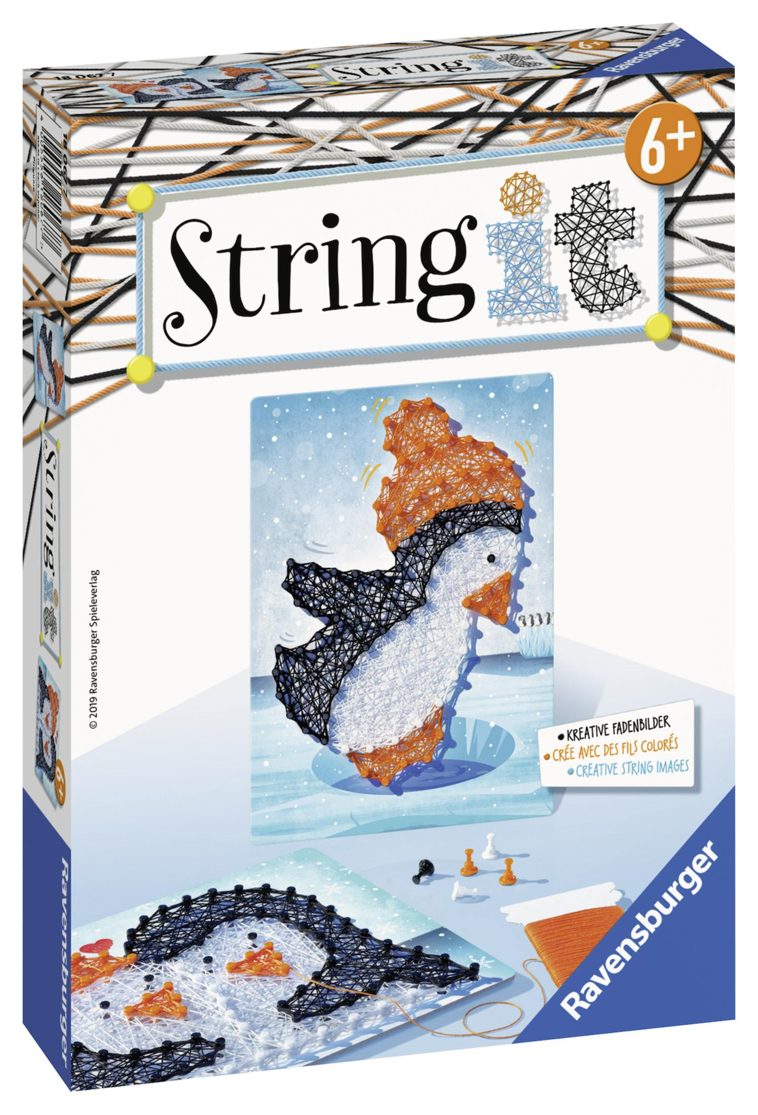 Eine Schachtel mit String It-Spielzeug. Das Bild auf der Schachtel zeigt einen Pinguin aus orangefarbenen, schwarzen und weißen Fäden.