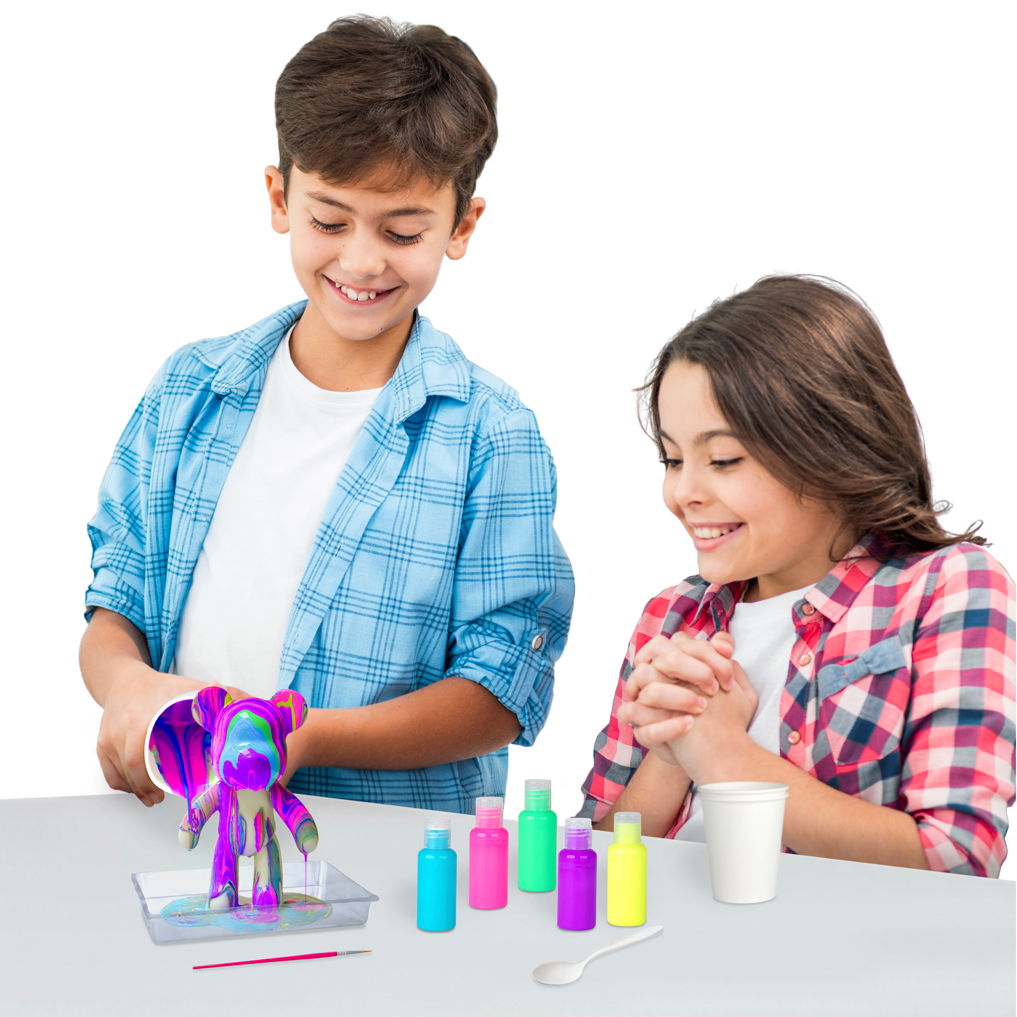Dos niños pintando una estatua de oso, con pintura, pincel y suministros.