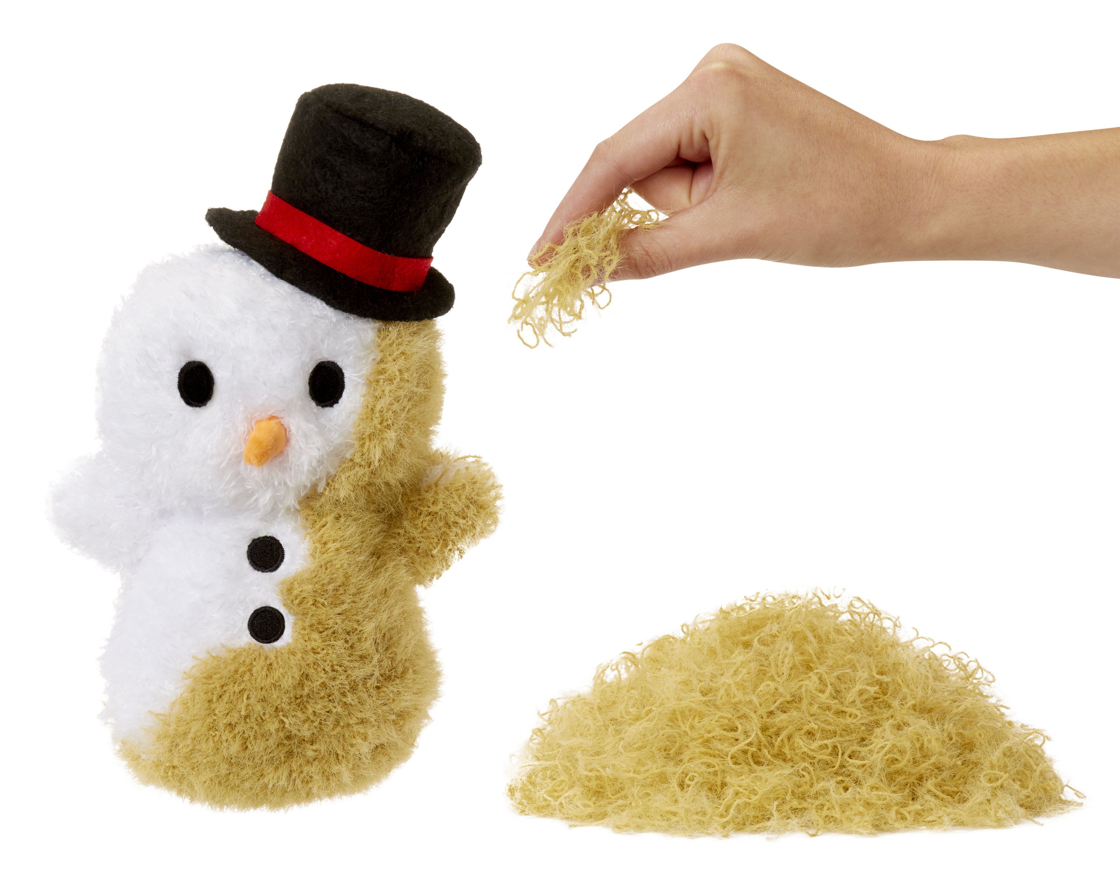 Pluszowa zabawka bałwanka z czarnym kapeluszem, dłoń rozdziela futerko zabawki, a na ziemi leży stos futra.