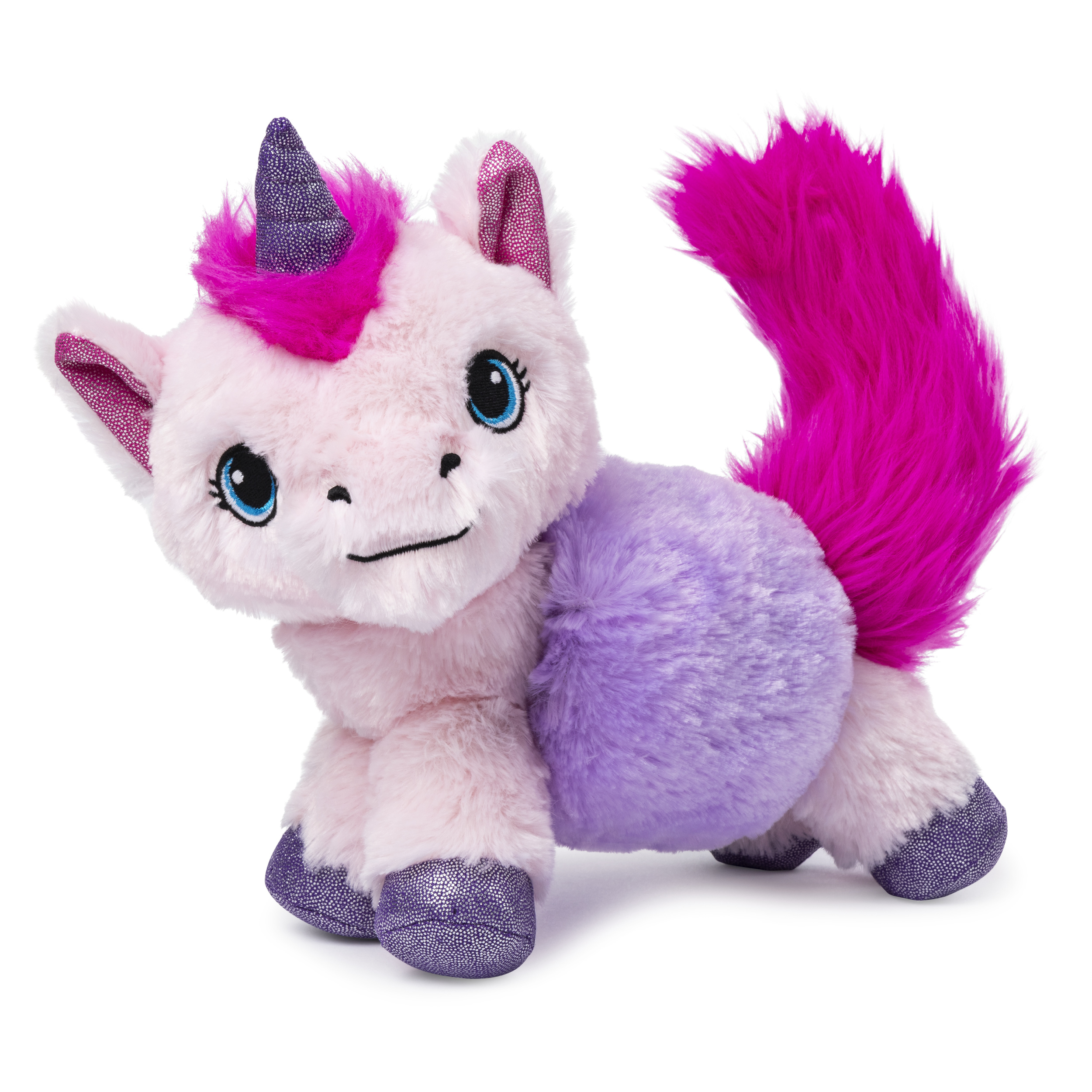 Ein rosa Einhorn-Plüsch mit lila Horn und Schwanz, das auf Weiß steht.