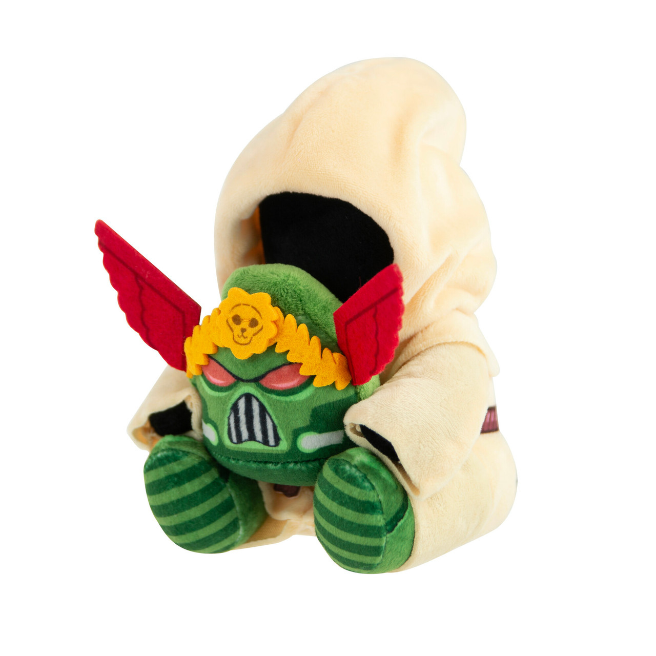Une peluche dans un sweat à capuche beige tenant une créature verte avec des ailes rouges.