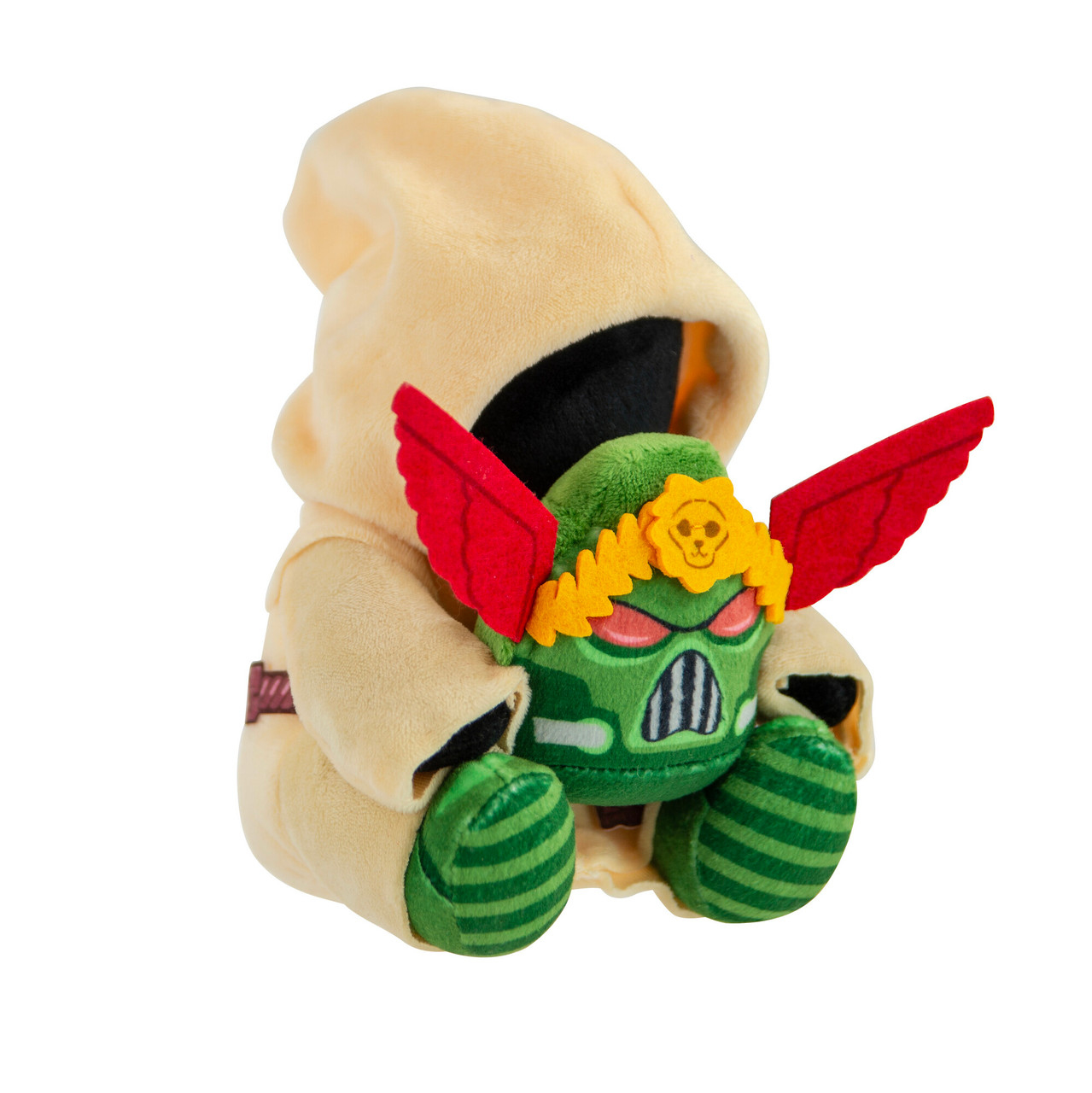 Une peluche dans un sweat à capuche beige tenant une créature verte avec des ailes rouges.