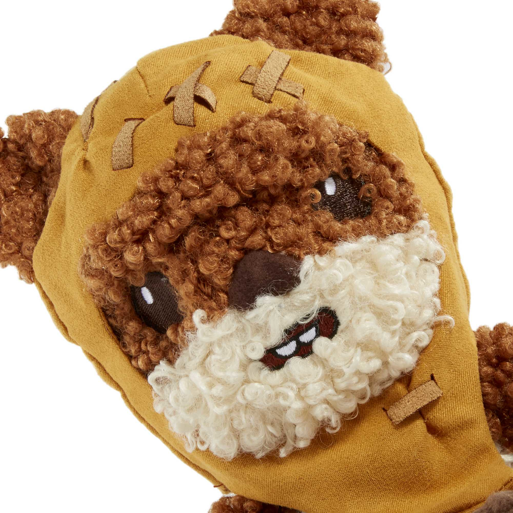 Una testa di Ewok di peluche, con pelliccia marrone e cappuccio di tessuto color camoscio, primo piano.