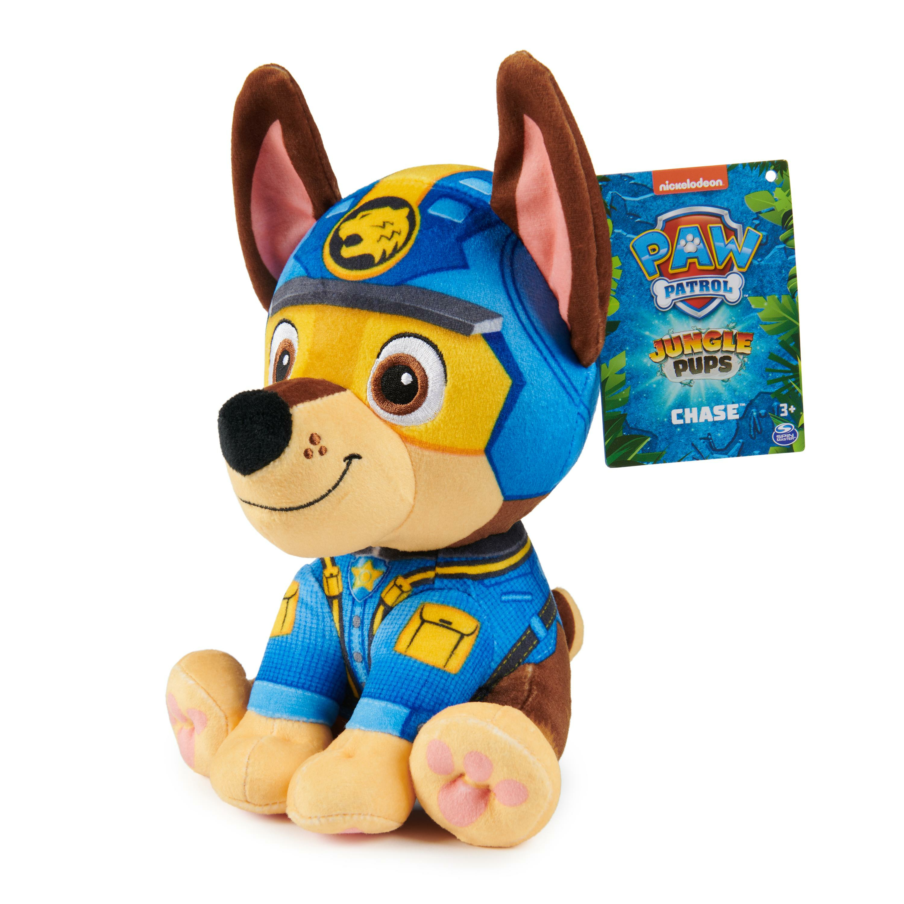 Ein Paw Patrol Chase-Plüschtier sitzt. Es ist blau und gelb und hat ein Etikett. Das Spielzeug befindet sich auf einer weißen Oberfläche.